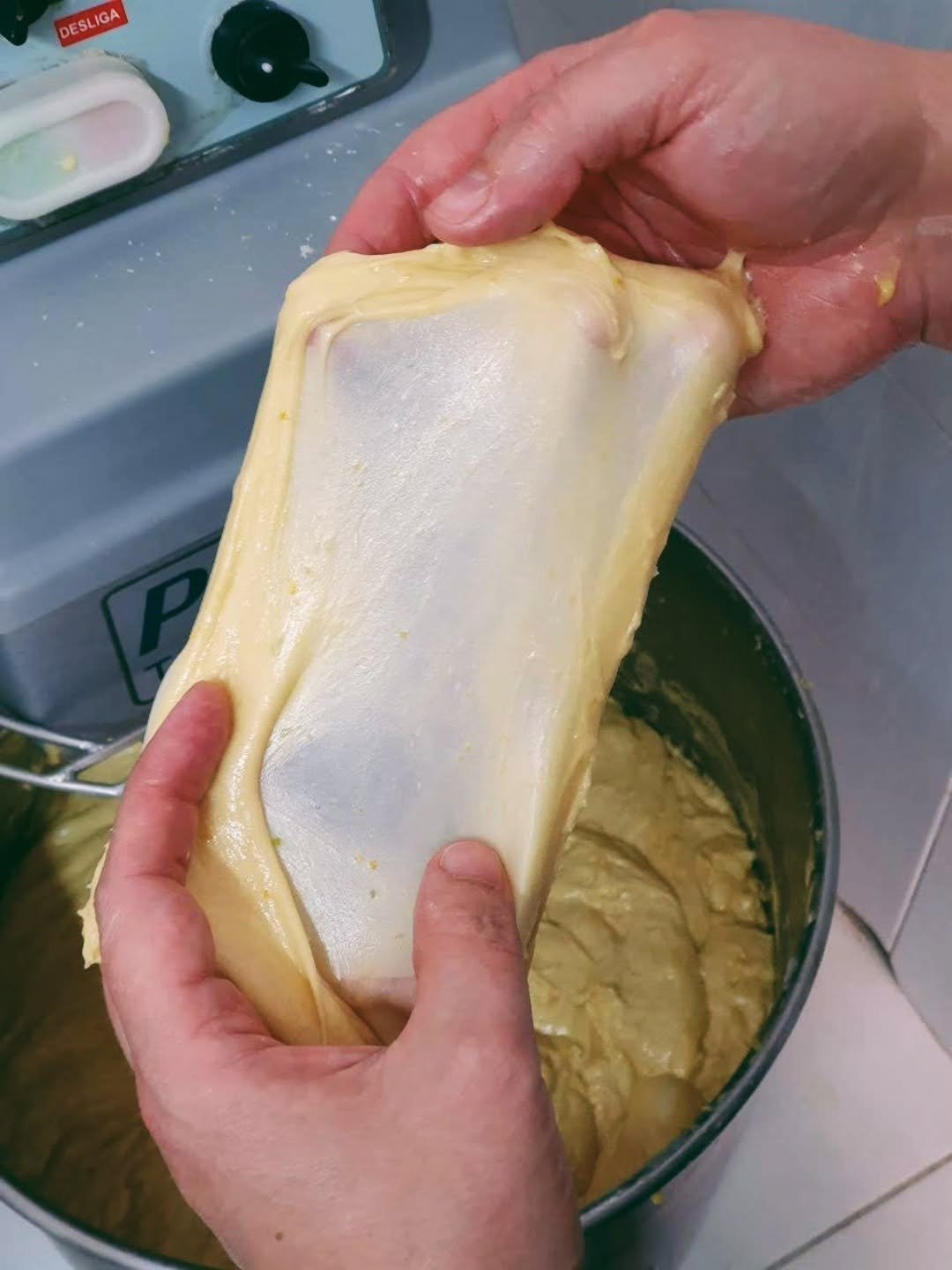 Come&ccedil;ando a pen&uacute;ltima segunda feira &uacute;til do ano por aqui, de m&atilde;os dadas e em ora&ccedil;&atilde;o para que n&atilde;o falte &aacute;gua, luz, farinha, paci&ecirc;ncia, gente, que o levain fique forte, que os panetones saia