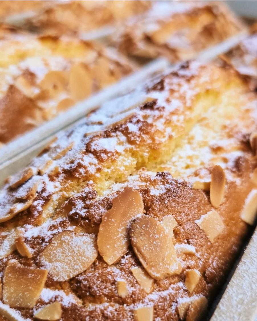 Bolinho de laranja com farinha de am&ecirc;ndoas, um cheiro bom de festa com ver&atilde;o que combina com esse fim de ano. Delicinha do card&aacute;pio de dezembro que sai do forno e praticamente some da loja na mesma hora. 🧡

🏠 Lojinha aberta semp