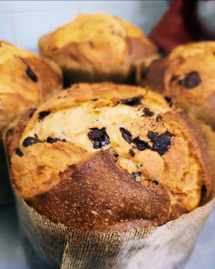 Voc&ecirc;s j&aacute; devem ter visto mil posts e v&iacute;deos por a&iacute; dizendo que fazer panetone &eacute; um neg&oacute;cio de maluco. &Eacute; mesmo. &Eacute; caro, &eacute; demorado, o calor zoa, a gente fica ansiosa esperando pra ver se va