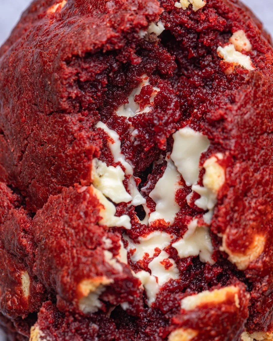 Um close de cookie Red Velvet porque eu achei que ele tinha uma cara de Natal, n&atilde;o tem?

Hoje a loja abre at&eacute; as 13h, para dar aquele &uacute;ltimo g&aacute;s e zerar o estoque. 

De amanh&atilde; at&eacute; o dia 06 de janeiro vamos de