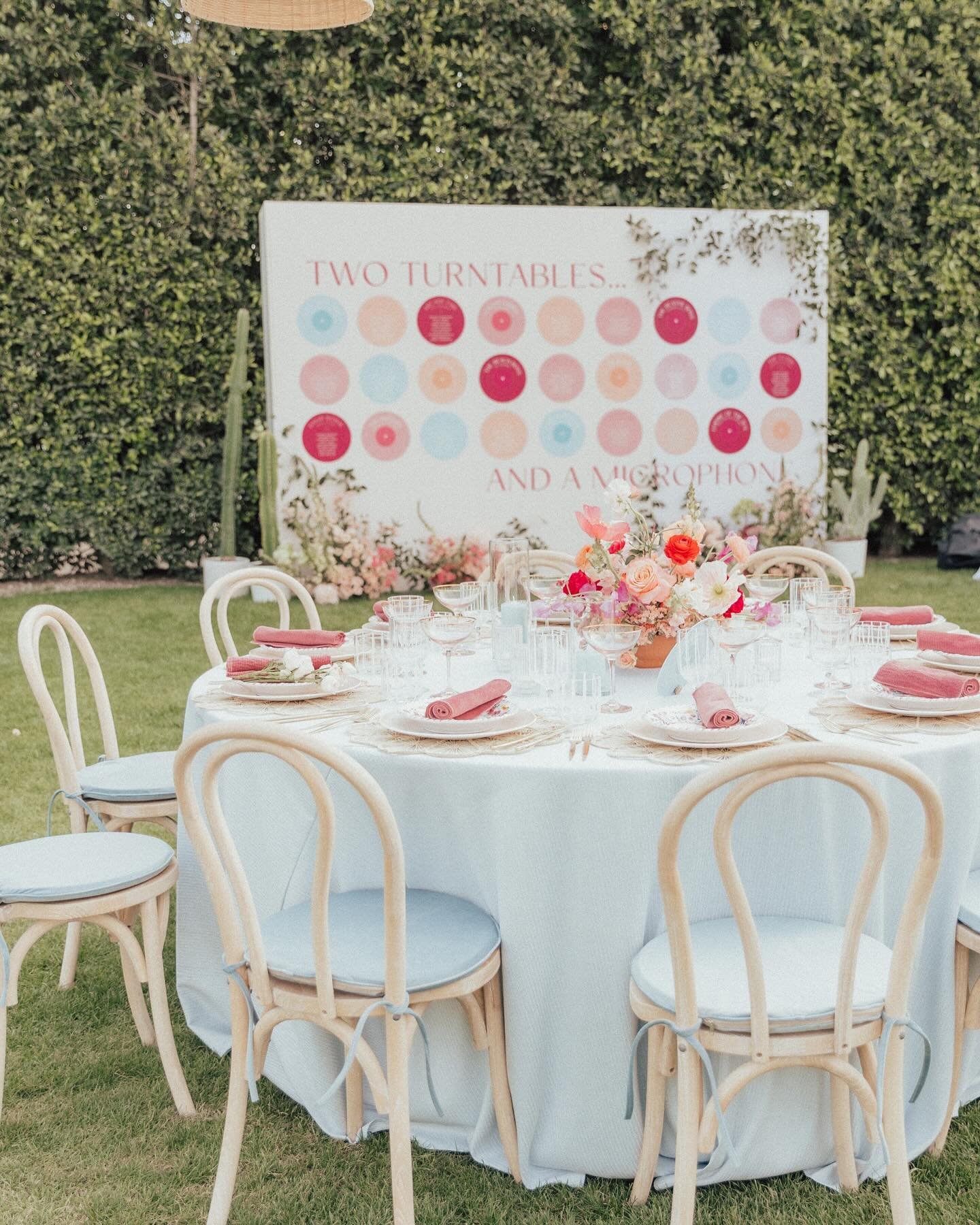 A+A&rsquo;s day was full of color and fun! They turned their love of music into a seating chart complete with music record table numbers 🎶

Photo: @brogenjessup 
Planner: @amorology 

#weddings #weddingphotographer #weddingplanner #luxurywedding #we