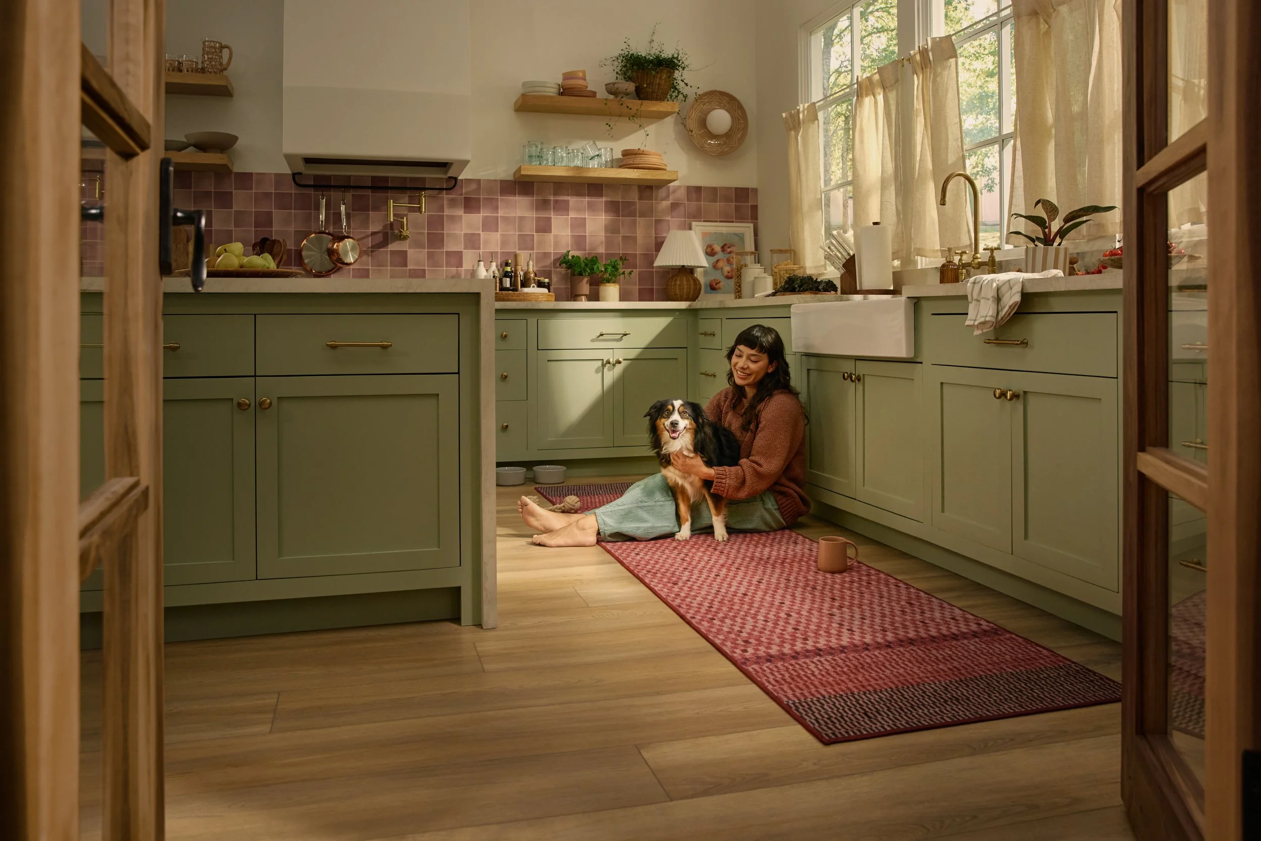 251209BOHO_0334_KIT WOMAN & DOG_lp_v2 2.JPG