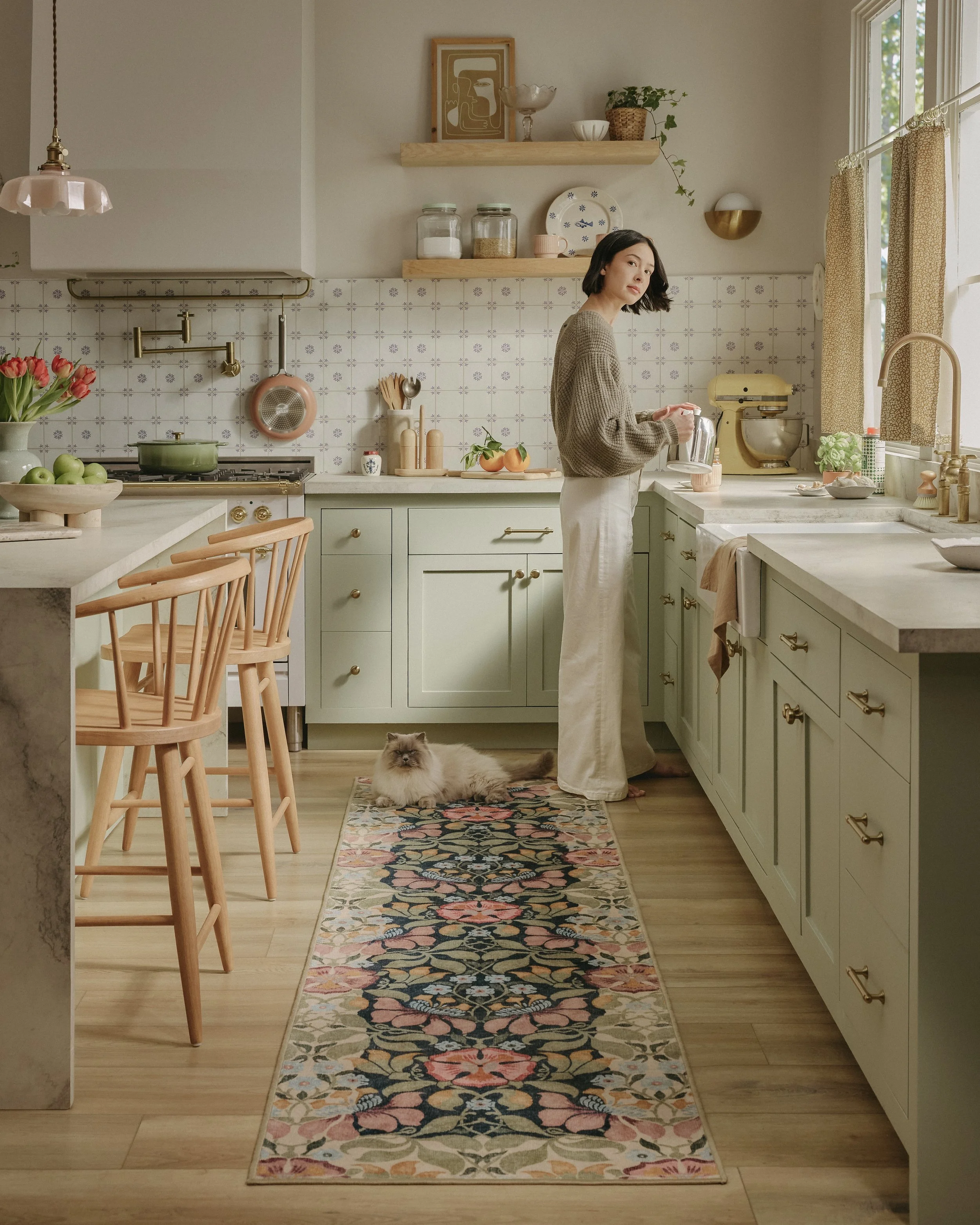 ROOM S-2601BERT-KIT-1950_CAT AND WOMAN_mh_v3.jpg