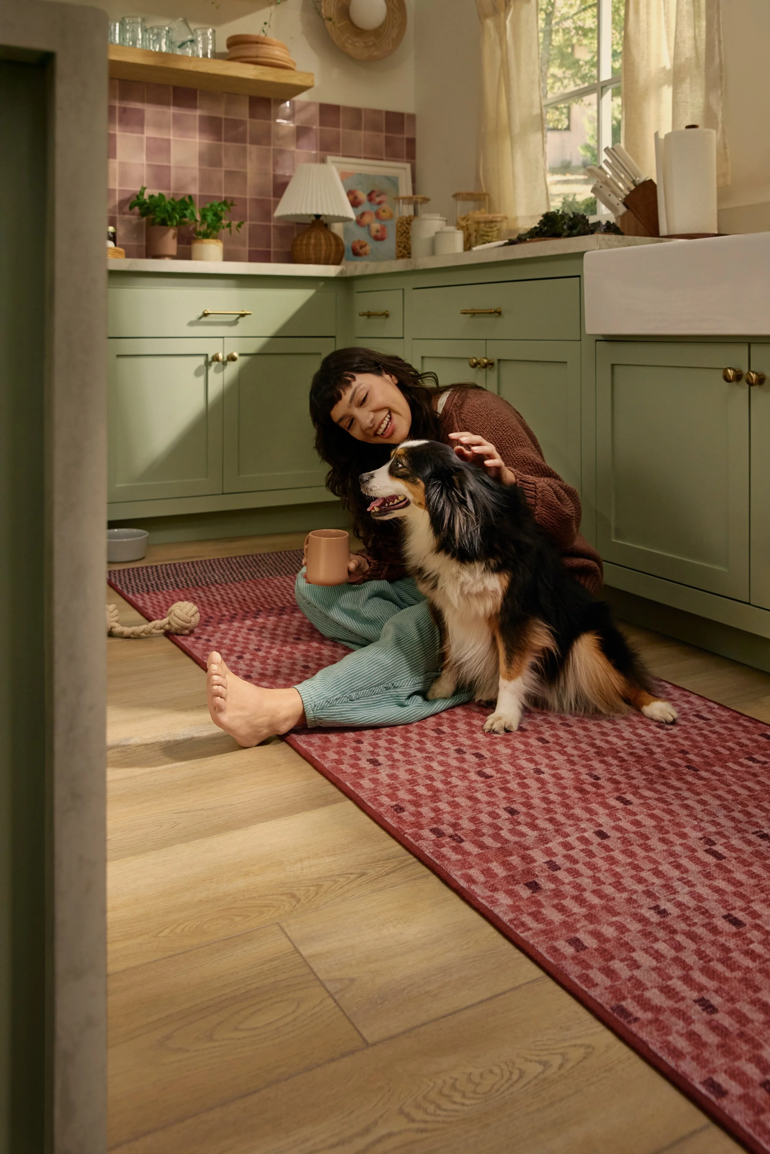 251209BOHO_0369_KIT WOMAN & DOG_lp_v2 2.JPG