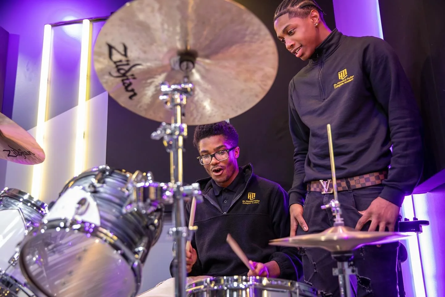Learning music hits different when you&rsquo;ve got a friend by your side!! 

N4N | Milwaukee HFCA HS

@notesfornotes is proud to partner with our friends at @howardfullerca. 

 #NotesForNotes #howardfullerca #learningdrums #drumlove  #musiceducation