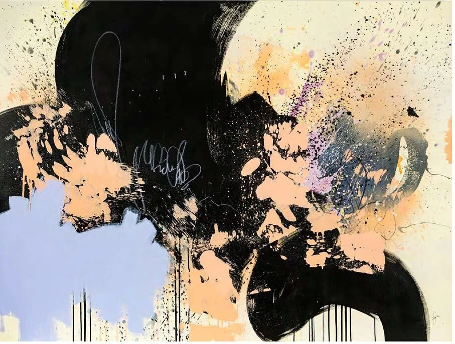 El trabajo de Sarah Sky se centra en la libertad de la pintura y el cuerpo, en el enfoque de lo abstracto y de la belleza del caos, entre una ola de manchas realizadas con exactitud y libertad, elementos muy representativos de su estilo. Las obras de