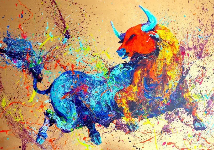 Si queremos destacar piezas que capturan la atenci&oacute;n, no podemos dejar de mencionar las obras de Gabe Wong. &ldquo;Paradigm Shift&rdquo; es un ejemplo impactante, con su caracter&iacute;stico fondo dorado que sirve de escenario para un imponen