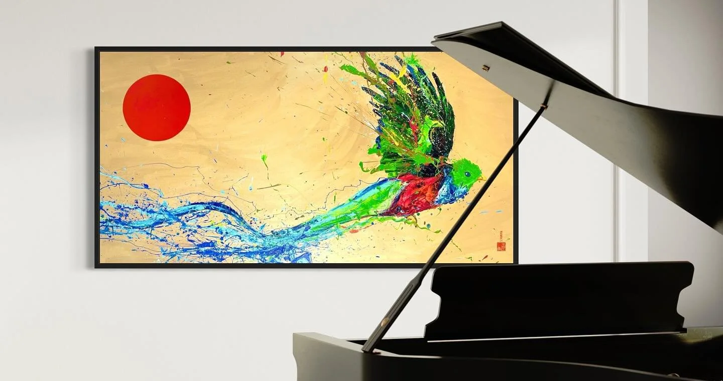 &ldquo;Vuelo entre el sol y el mar&rdquo; de Gabe Wong.
De las obras m&aacute;s impresionantes que hemos recibido del artista. La mezcla del fondo dorado ic&oacute;nico de Gabe Wong, en oda a nuestro Quetzal, con los colores vibrantes que maneja Wong