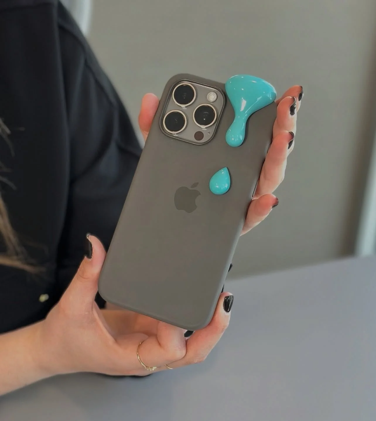 Y nos llegan estas piezas hermosas de @mafersalinas @mfespacios desde M&eacute;xico 💚
Las mini gotitas de celular que te acompa&ntilde;an a todos lados ✨

El color que te llega es sorpresa y te puede llegar uno de estos 5 colores:

Sand&iacute;a 🍉
