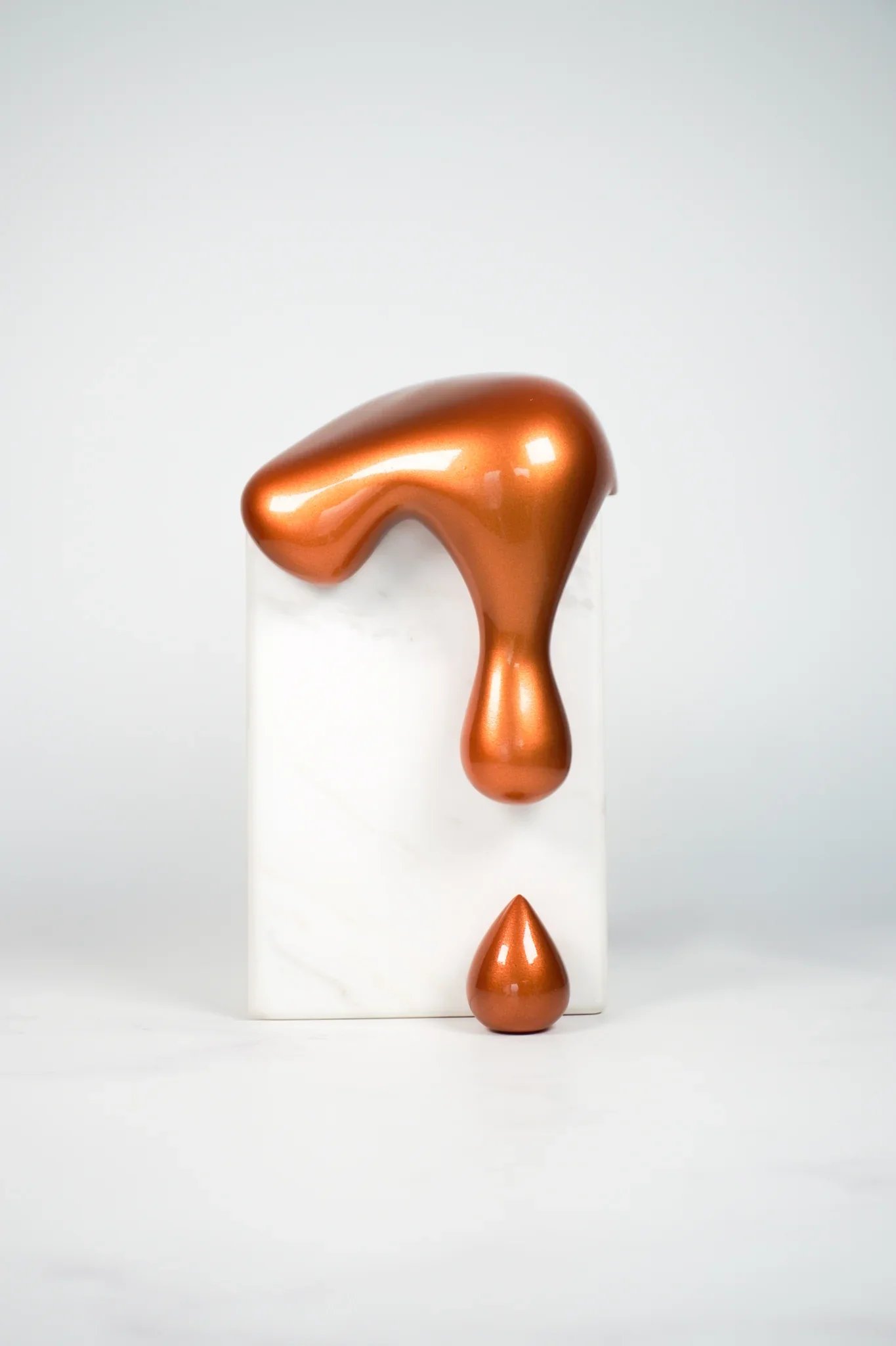 Titulo: Mini gota Copper con gota de piso 
Artista: Maria Fernanda Salinas
Medidas: 13 x 12 x 10 cm
Técnica: Escultura de madera con terminado brillante