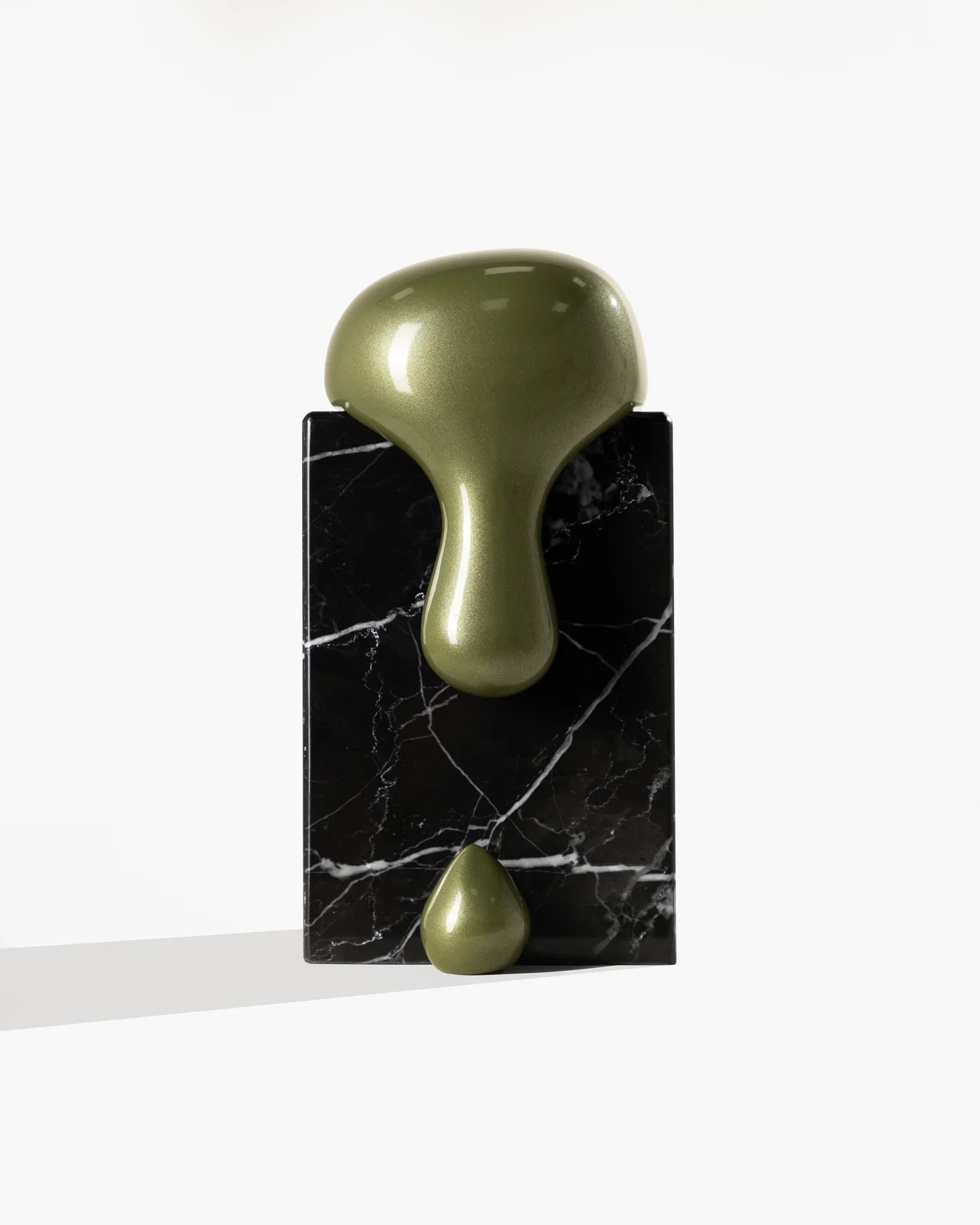 Titulo: Mini gota BV Home x MF Espacios con gota de piso 
Artista: Maria Fernanda Salinas
Medidas: 11 x 10 x 8 cm
Técnica: Escultura de madera con terminado brillante