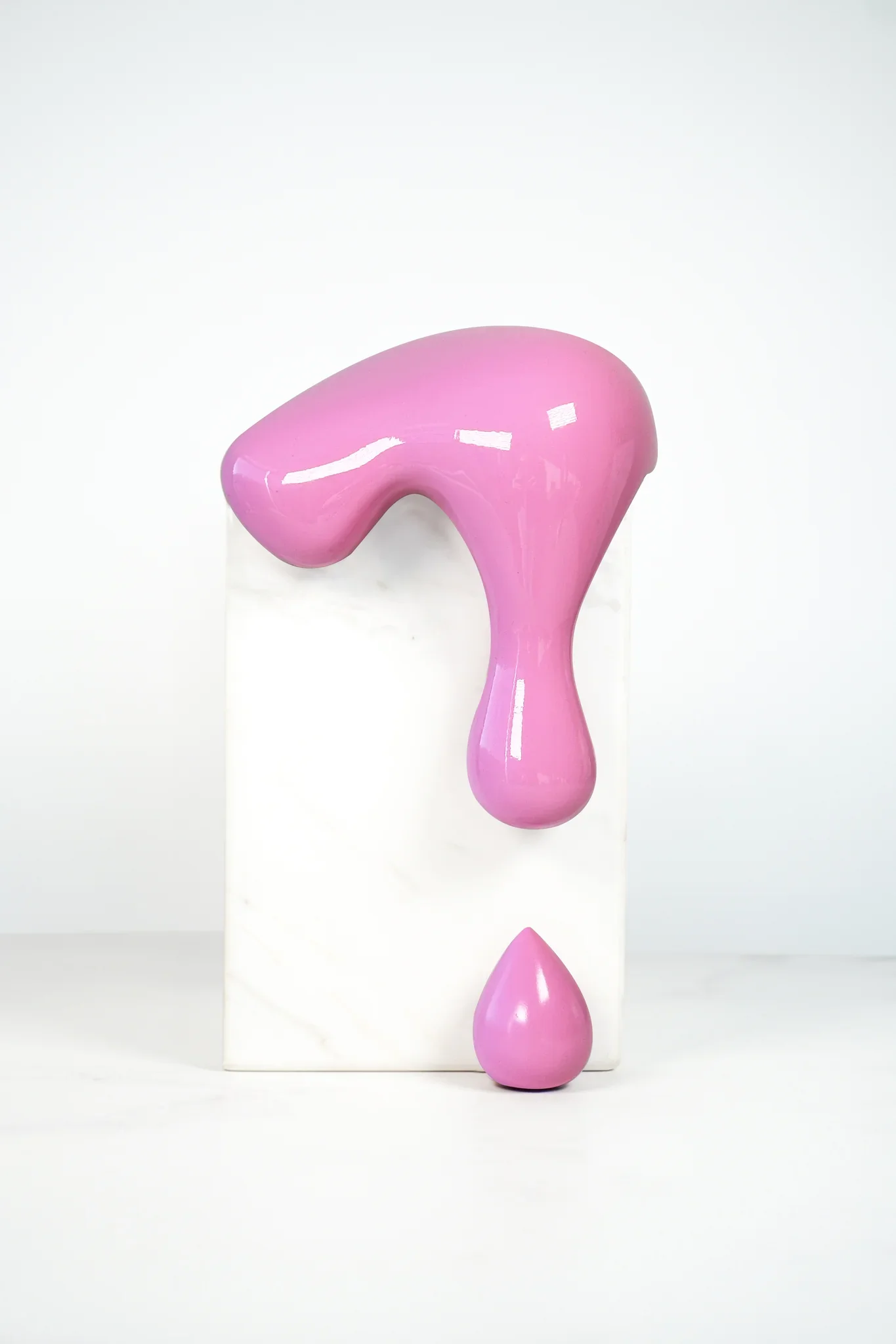 Titulo: Mini gota Bubble Gum con gota de piso 
Artista: Maria Fernanda Salinas
Medidas: 13 x 12 x 10 cm
Técnica: Escultura de madera con terminado brillante