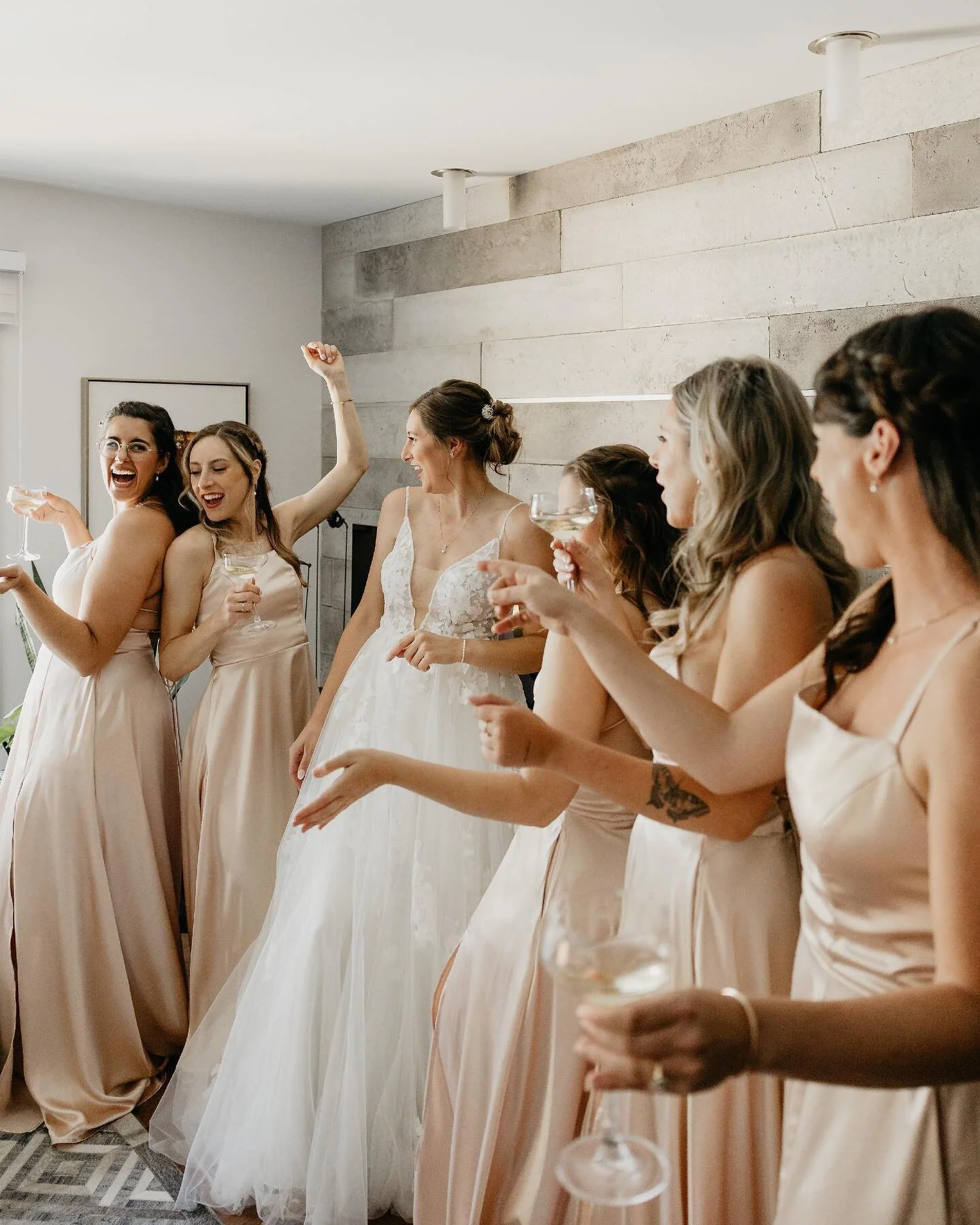 La pr&eacute;paration / 

Le mariage (un toutipeuchaud 🔥) que j'ai couvert samedi dernier. @gabrielleprovost et @juproulx &eacute;taient tout simplement sublimes!