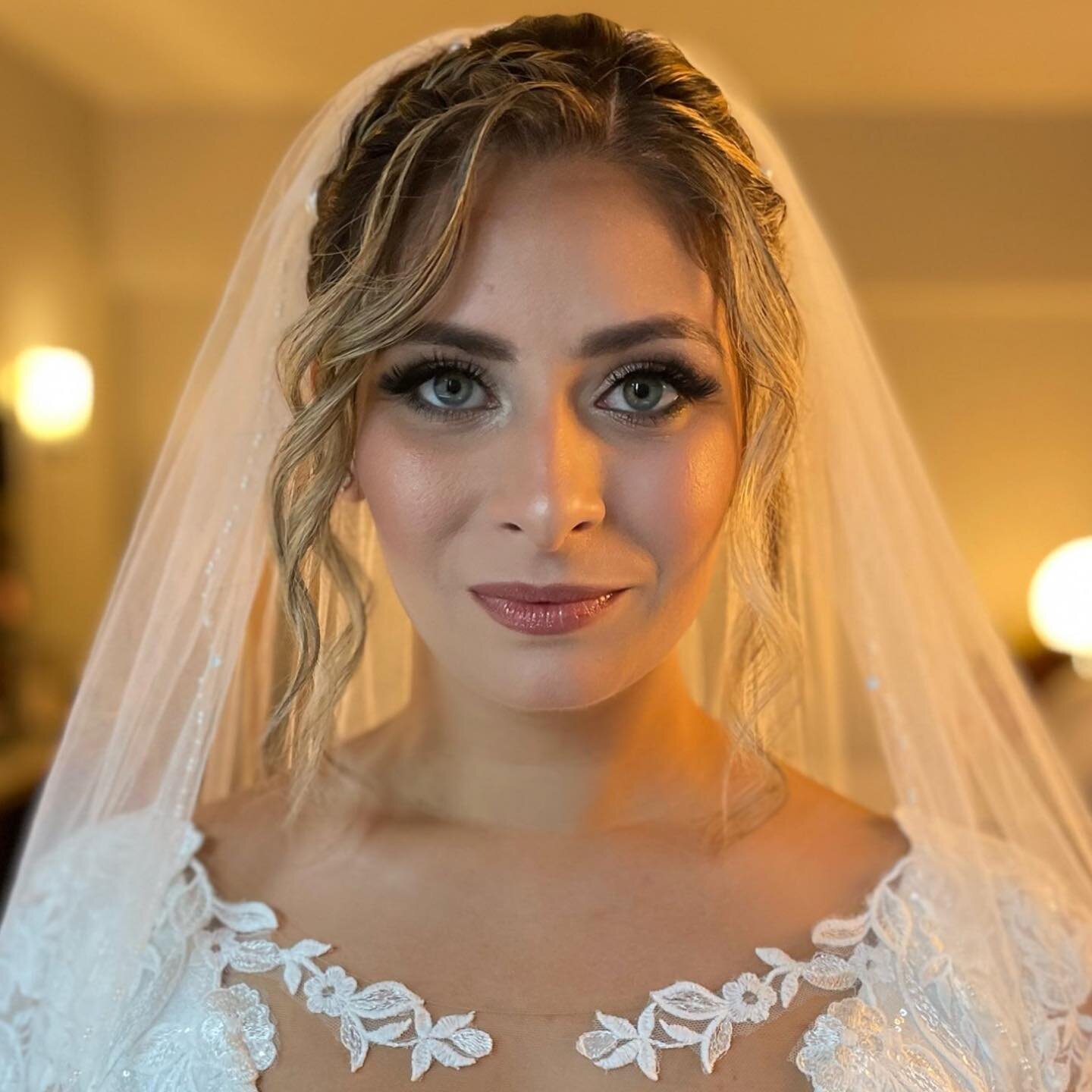 Beautiful muah 💄by our professional stуlist ✨ for our bride 👰&zwj;♀️ Andrea . Swipe 👈 to see before and after

#nycbridalmakeup #perfectweddingnyc_muah #perfectweddingnycbride #weddingmakeupnyc #nycweddingstylist #bridalmuahnyc #nycmuah #weddingha