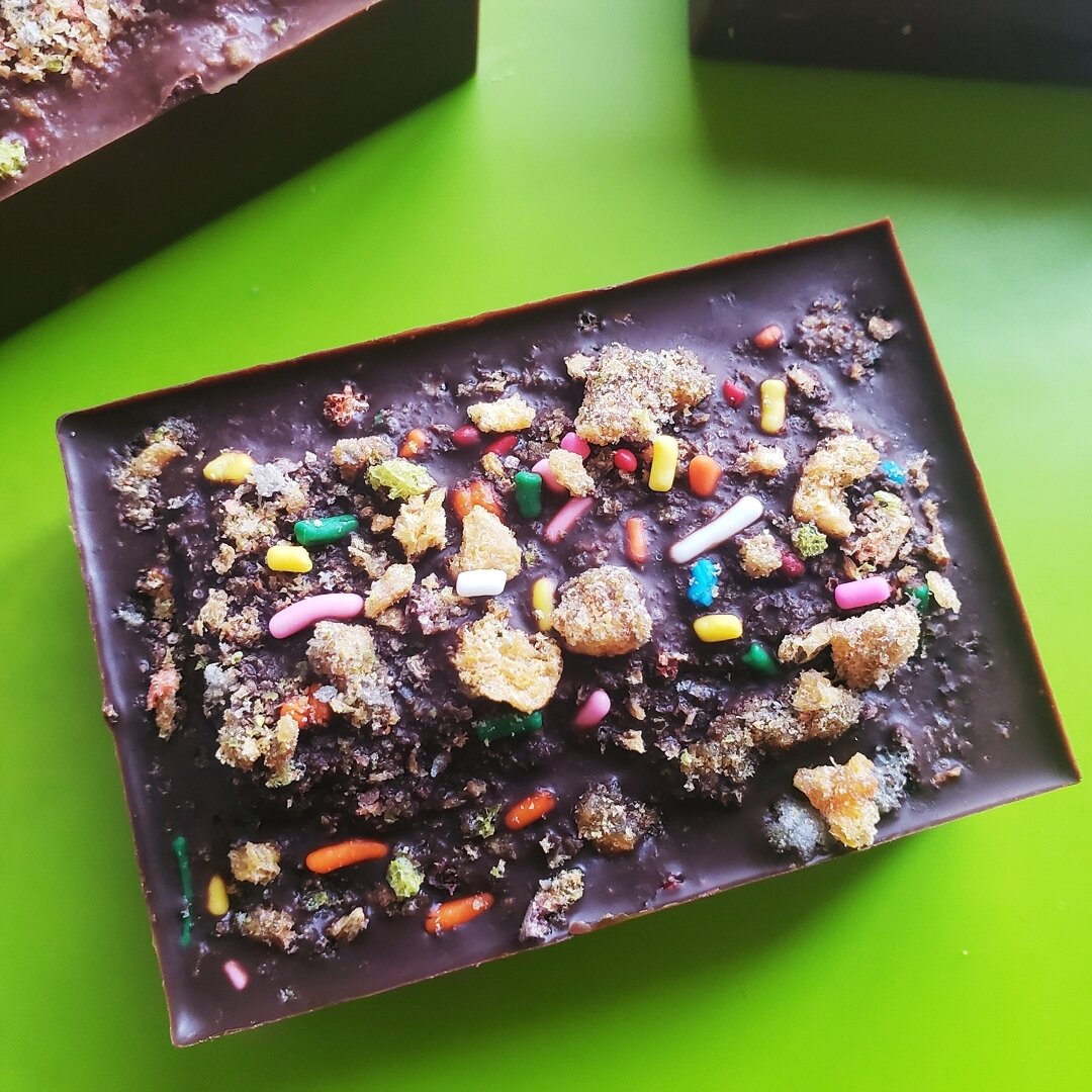 Pro tip: pop the collar on your robe for soft bougieness 💖 Last week I decided to take a stab at making infused chocolate bars! It's remarkable how similar soap and chocolate are as mediums; I definitely see more of this in my future 🔮 Ed*bles alwa