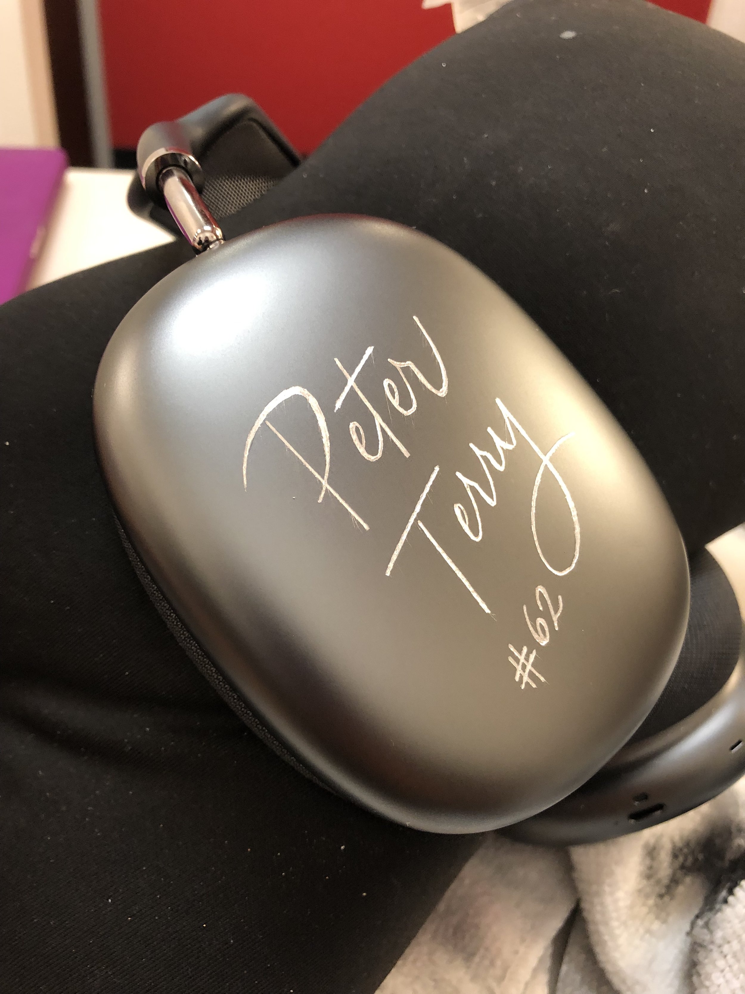 engraved-custom-freehand-apple-airpod-max.jpeg