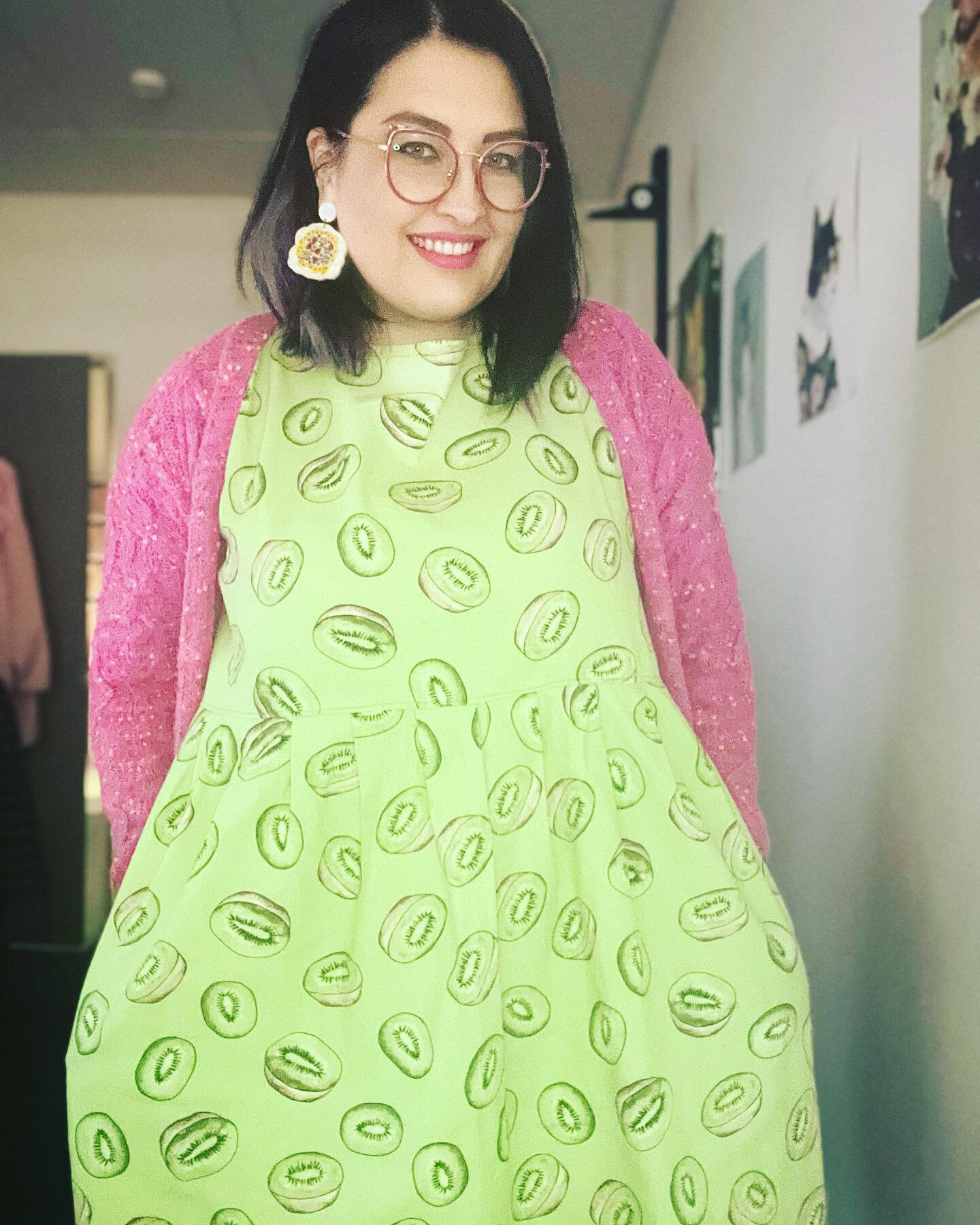 When you think vitamin C you probably think citrus, but there&rsquo;s actually more in #kiwifruits, especially the golden ones! 

Dress @nellywadeaustralia 
Earrings @fatmangocreative 

Image: me in a green dress with kiwi fruit print. My earrings ar