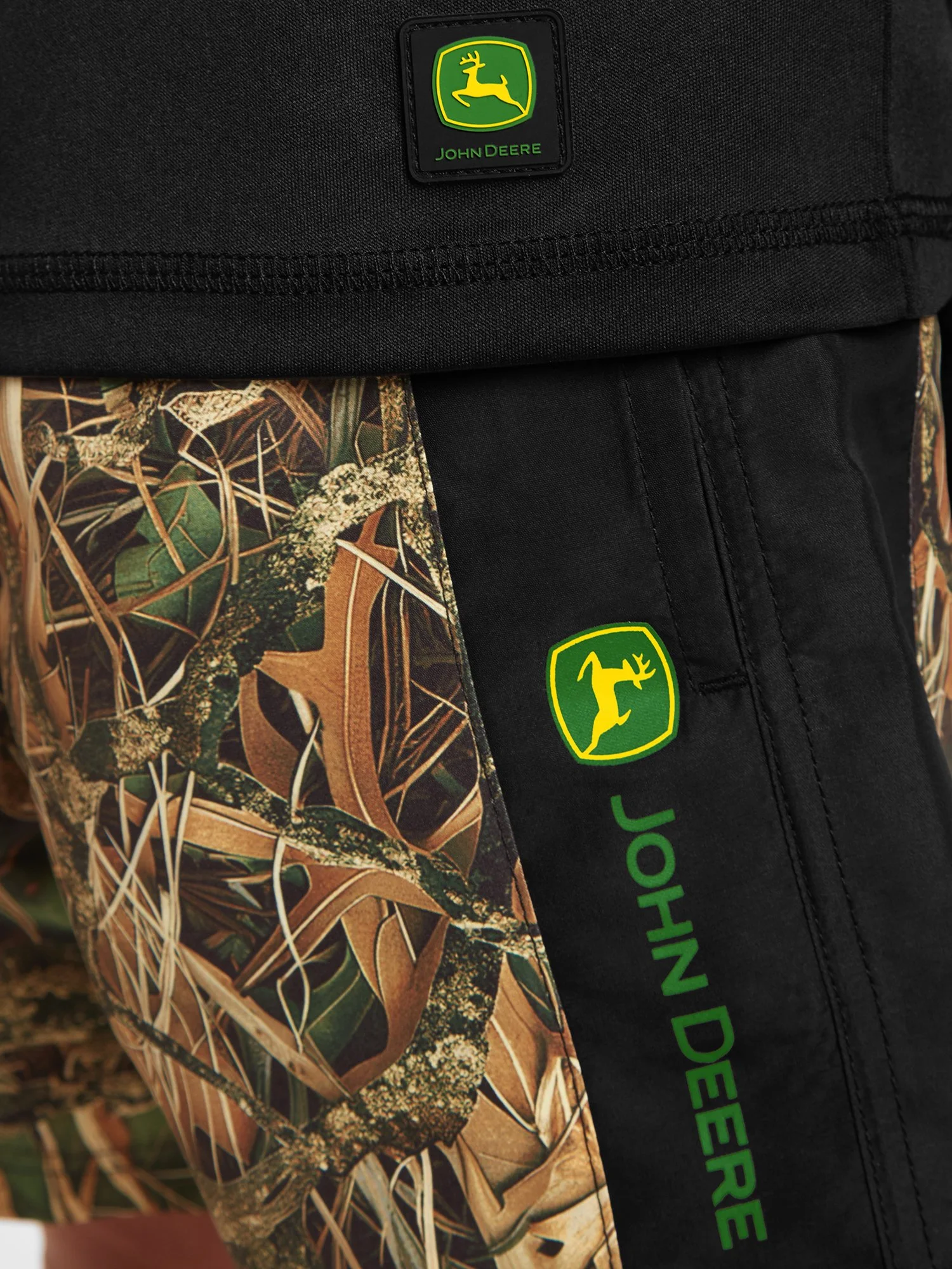 S26_MODEL_JOHNDEERE_LEAFCAMO_BLOCKEDTRUNK_JSB261SW26_BLACK_DETAIL.jpg