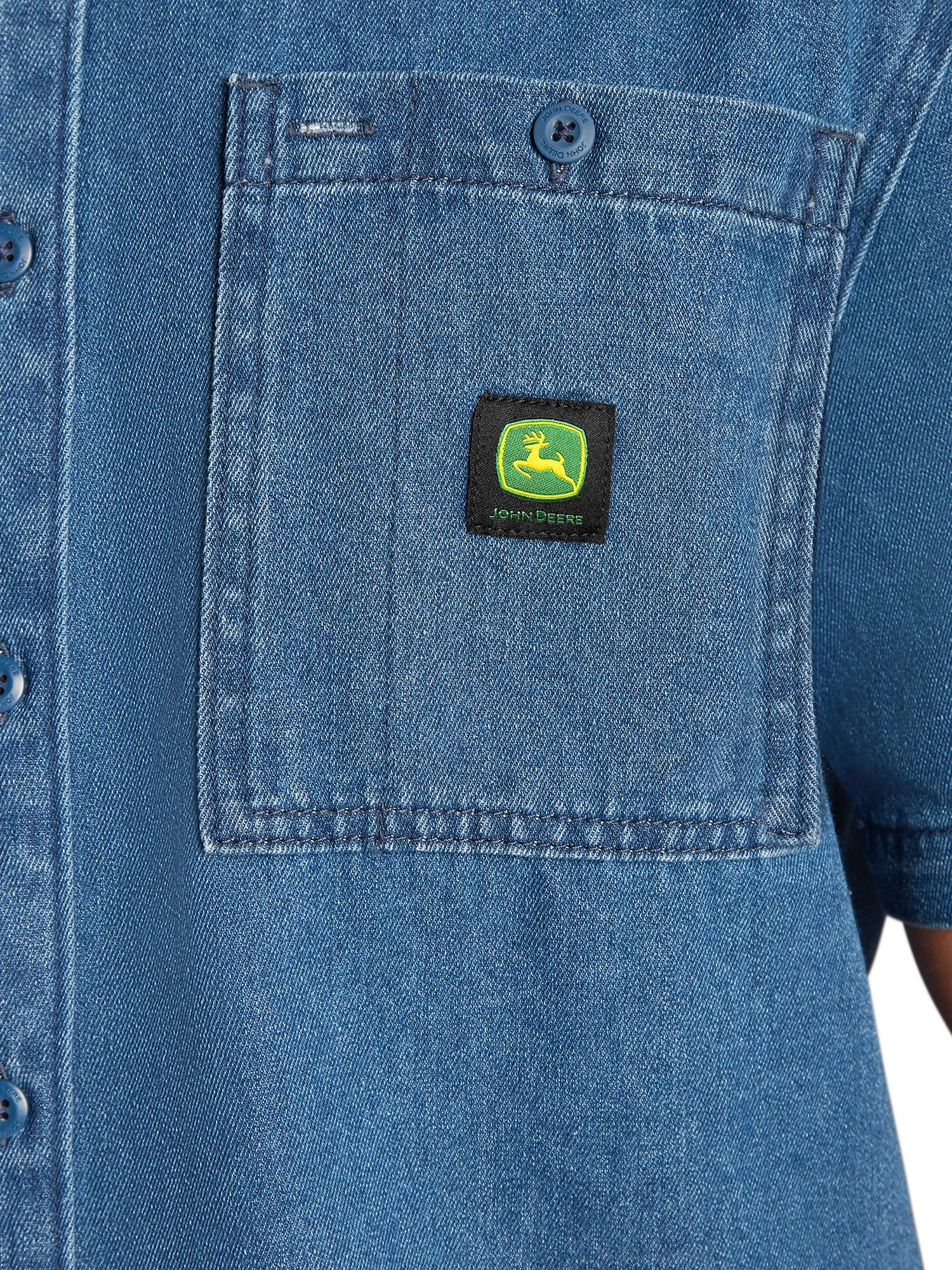 S26_MODEL_JOHNDEERE_SSSDENIMSHIRT_JWM261WS01CN_INDIGO_DETAIL.jpg