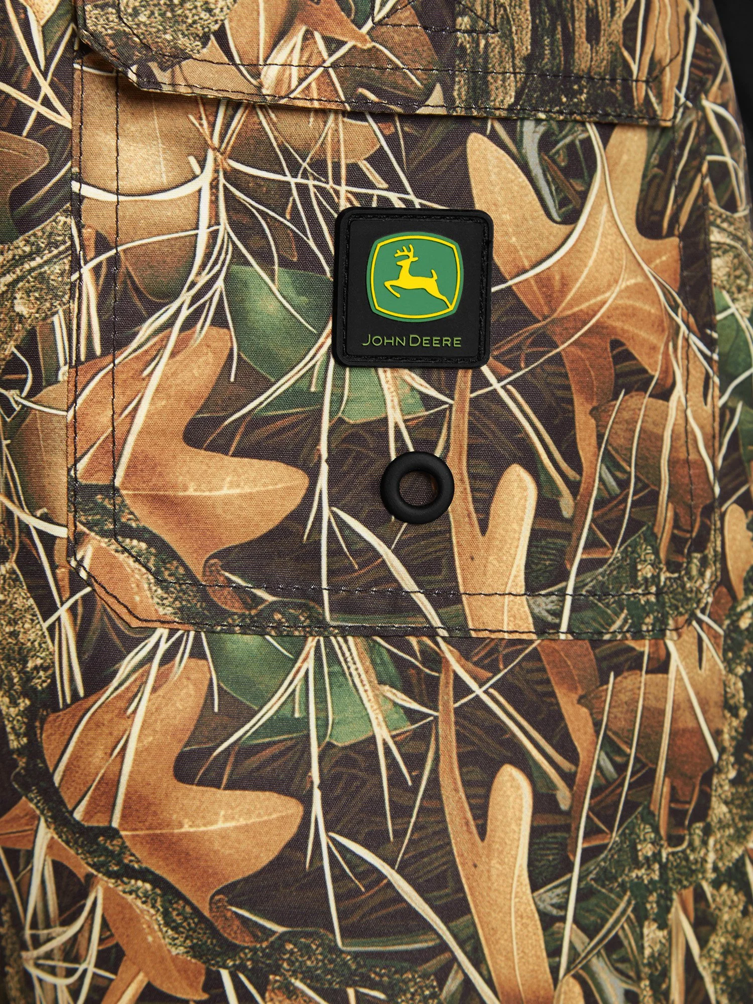 S26_MODEL_JOHNDEERE_LEAFCAMO_BLOCKEDTRUNK_JSB261SW26_BLACK_DETAIL_ALT.jpg