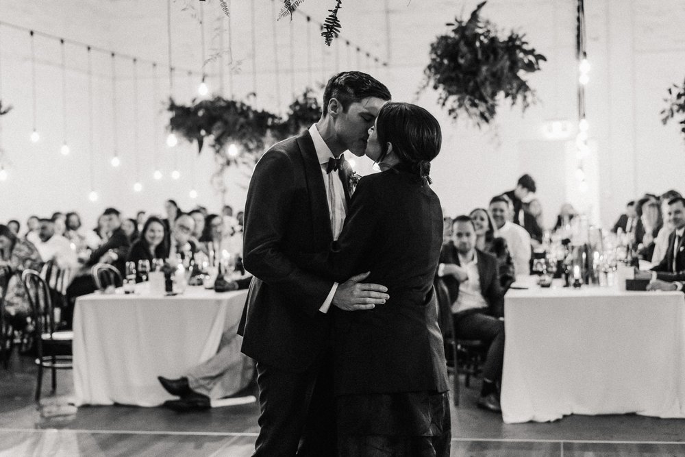  couple’s kiss in their wedding reception in COMO the Treasury 
