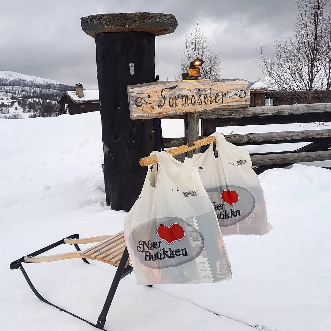 H&Oslash;VRINGEN LANDHANDLERI🌸
Gj&oslash;r som Formoseter og ta handleturen lokalt. Vi er heldige som har en så flott butikk til fjells🙌🏻 &Aring;pent i vinterferien❄️
📸:@formoseter 
.
.
#h&oslash;vringenh&oslash;yfjellsgrend  #h&oslash;vringen #