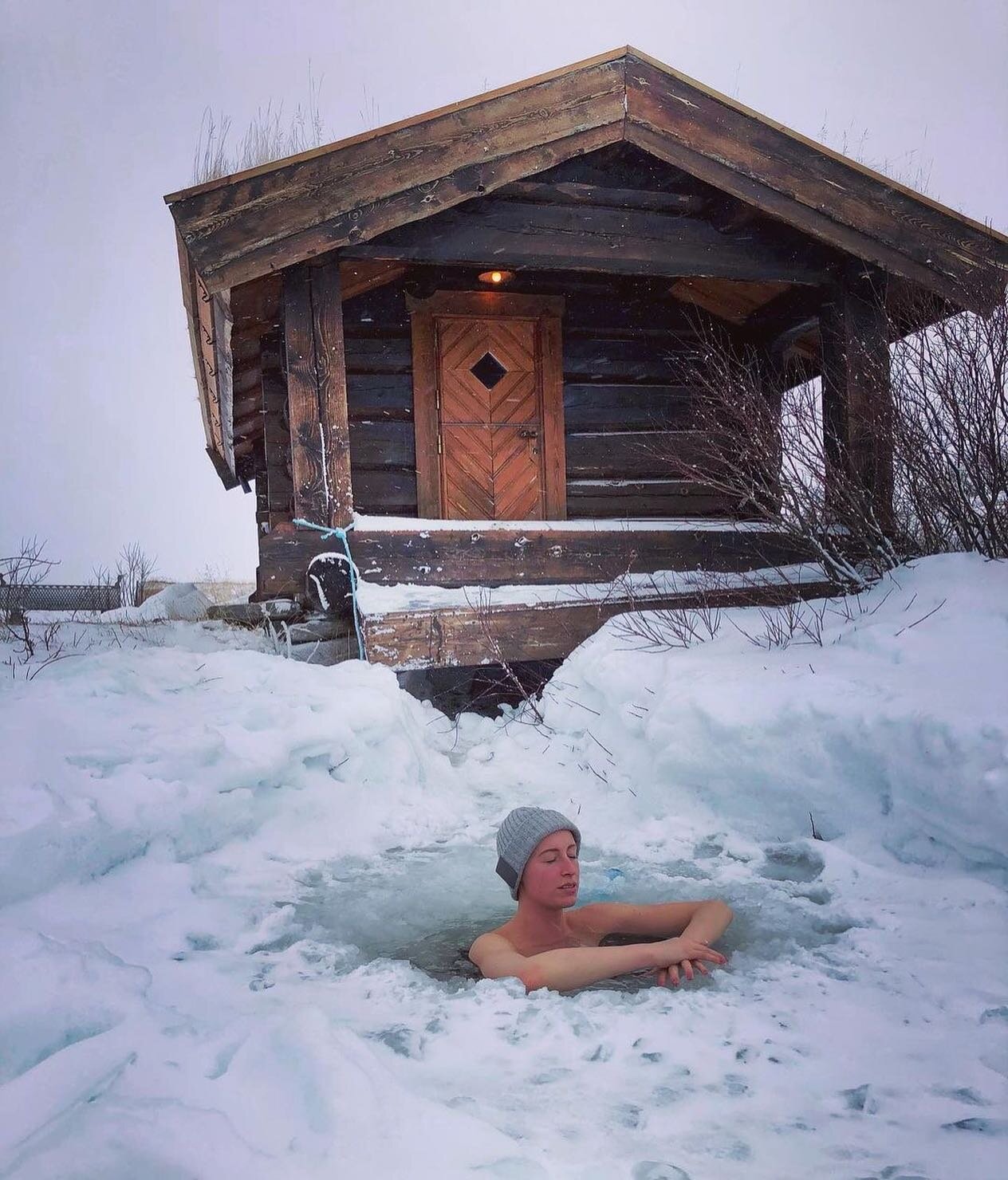 TA EN PUST I BAKKEN og opplev naturens beroligende kraft💙 Dagens oppfordring fra Brekkeseter! Blir det kanskje et isbad i p&aring;skeferien?
📸: @hotellbrekkeseter 
.
.
#fjelletkaller #roisjelen #tavarepådegselv #pustibakken #isbad #sauna #velv&ael