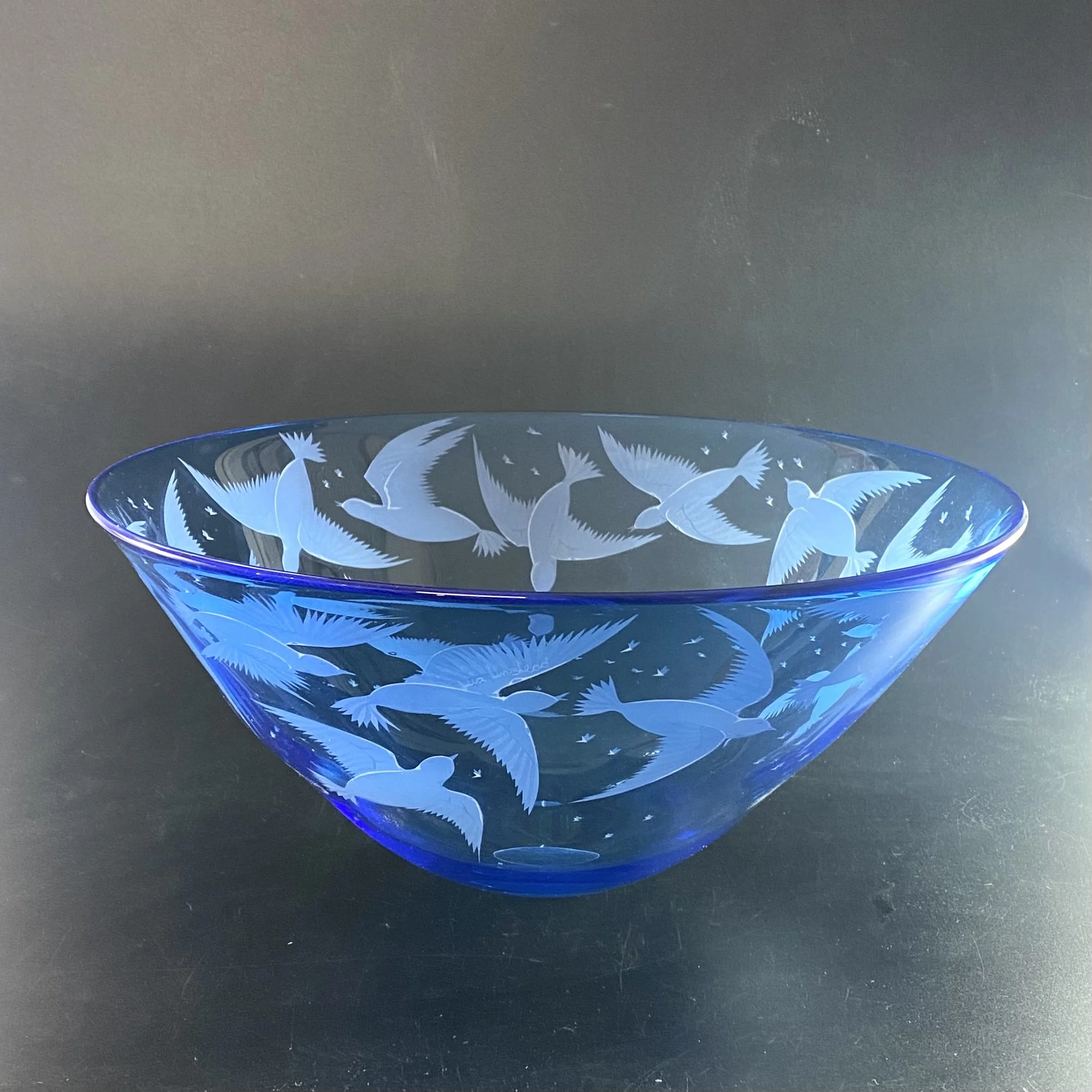 newblue_birds_in_flight_crystal_bowl_Julia_Linstead_Glass.jpg