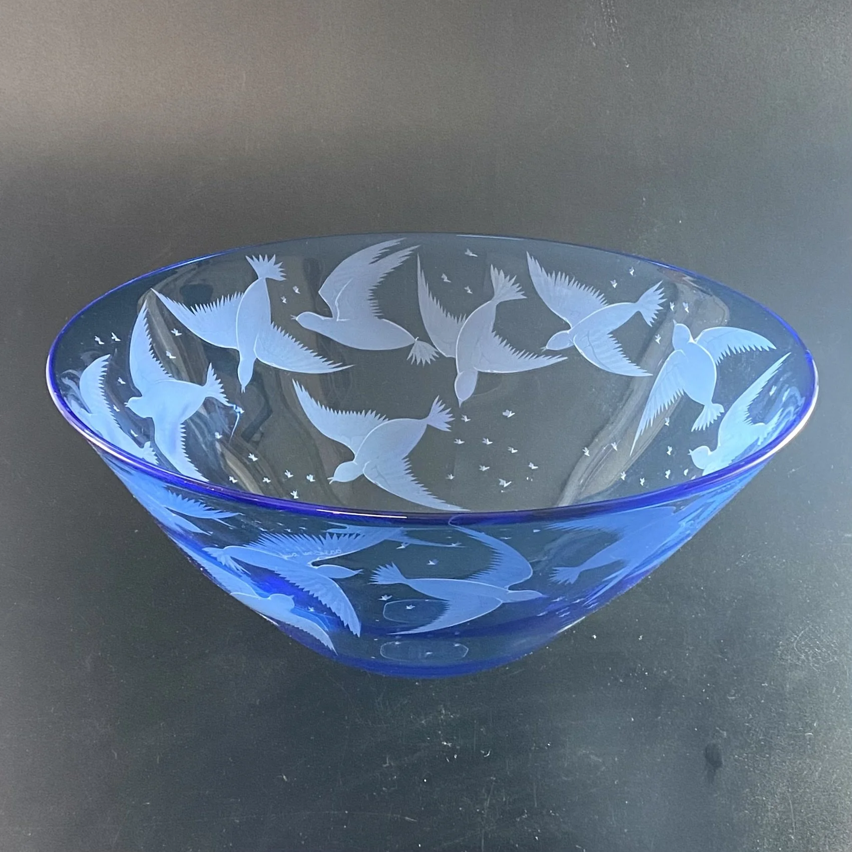 newblue_birds_in_flight_crystal_bowl_Julia_Linstead_Glass (3).jpg