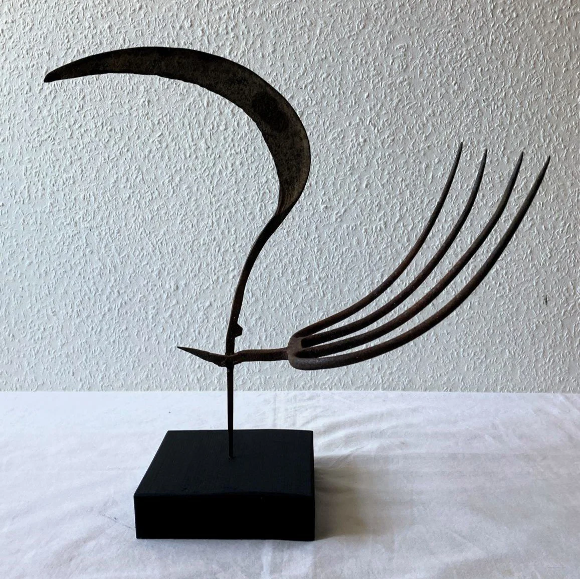 Vogel I, 2026, Sichel, Mistgabel, 42 x 20 x 42 cm  