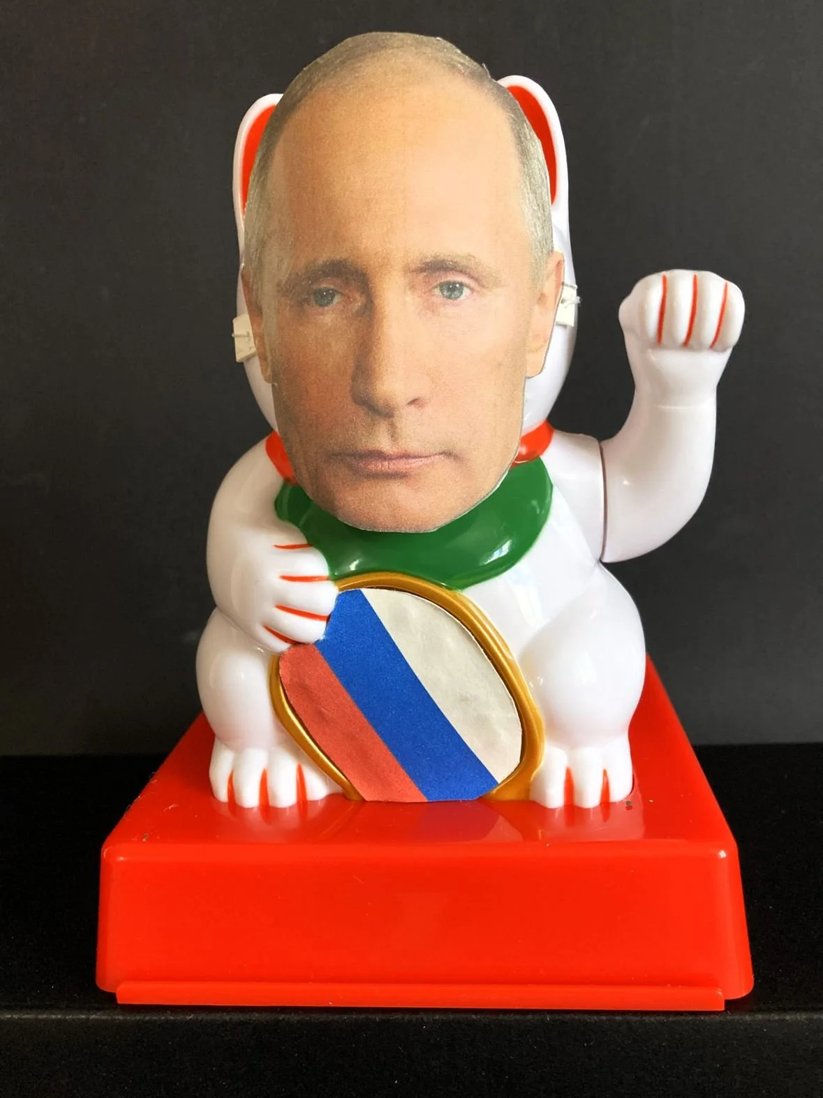Winkekatzen mit Trump-,
Putin- und Chi-Chi-Ping - Masken,
