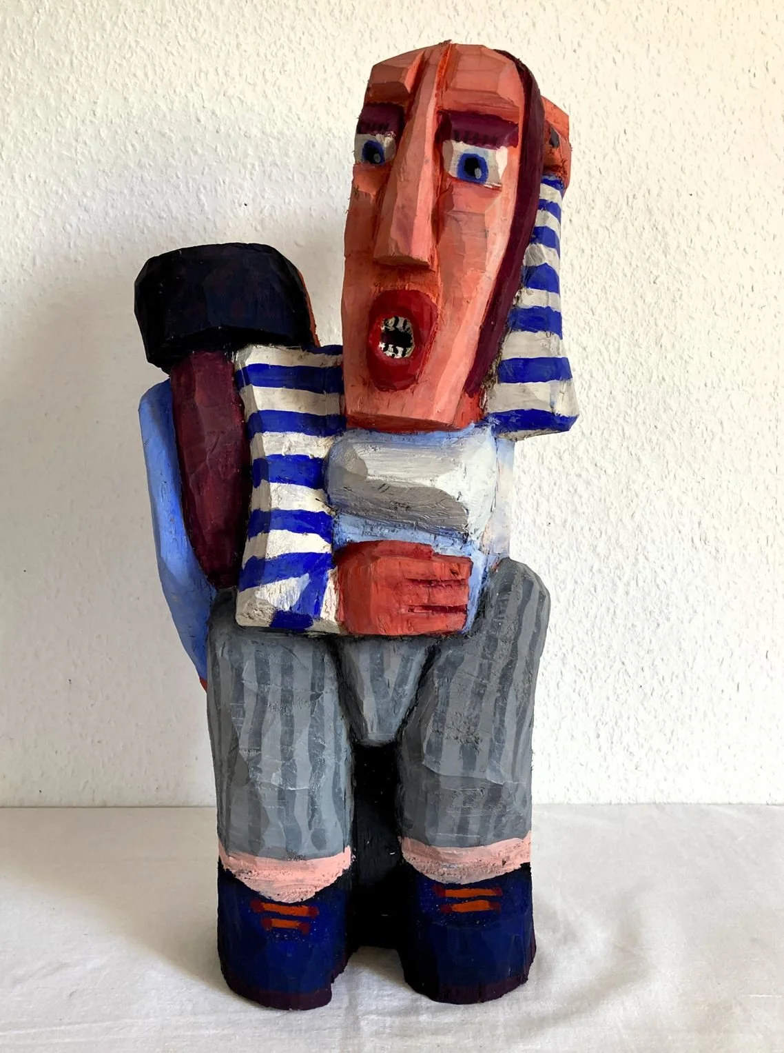 Der Schatten, 2026, Apfelholz, bemalt, 
51 x 26 x 19 cm