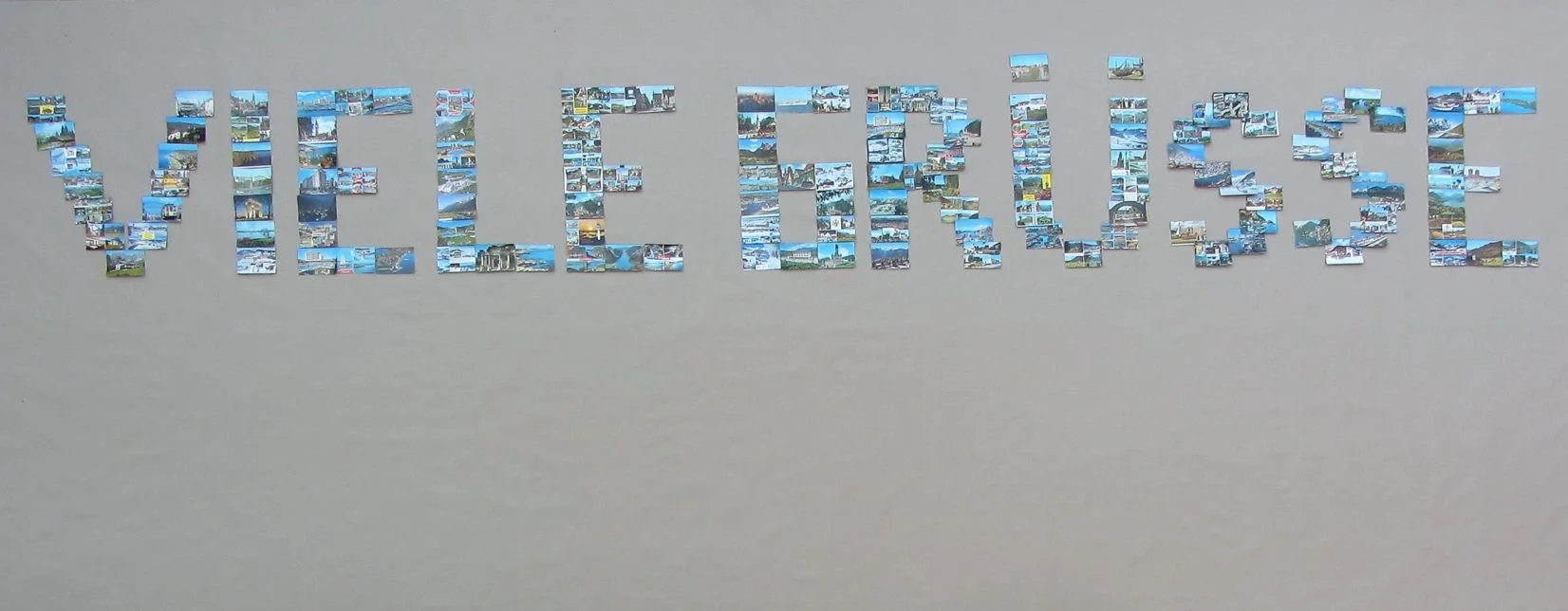 Viele Grüße, 2022, ca. 120 Ansichtskarten 
(1966 – 84), ca. 200 x 700 cm