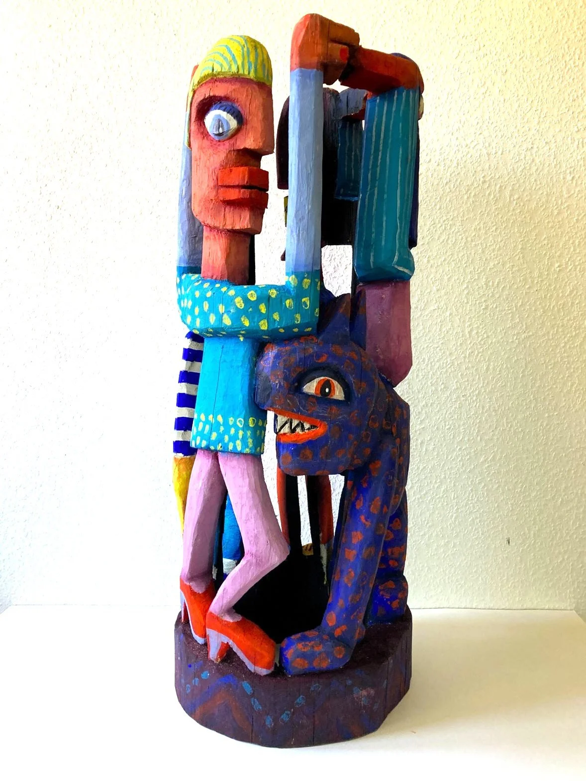 Reigen, 2026, Kiefer, bemalt, 34 x 84 x 34 cm