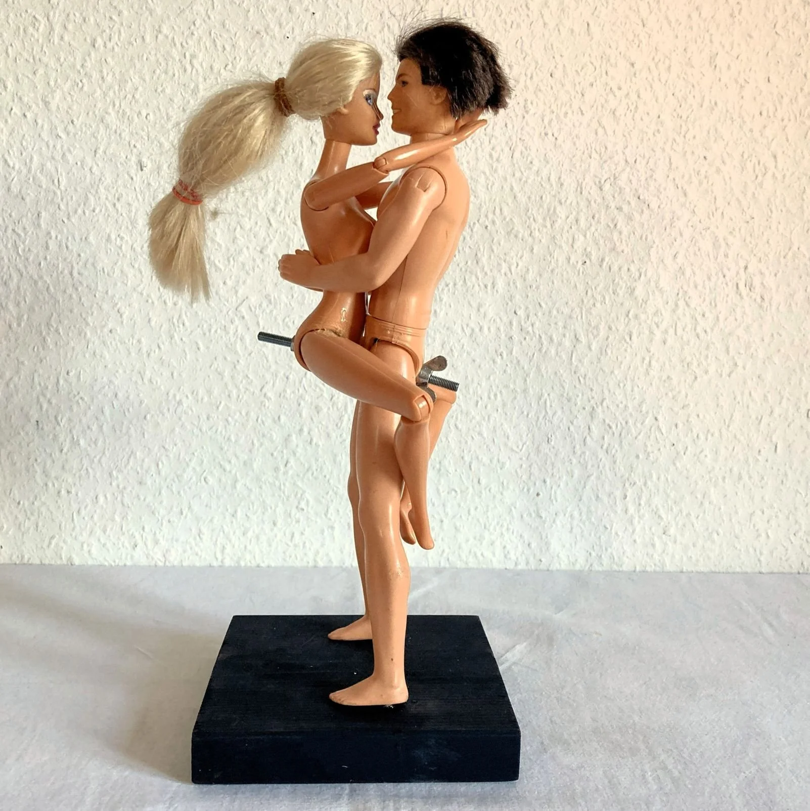 „Screwing“, 2026, Barbie und Ken, 30 x 17 x 15 cm