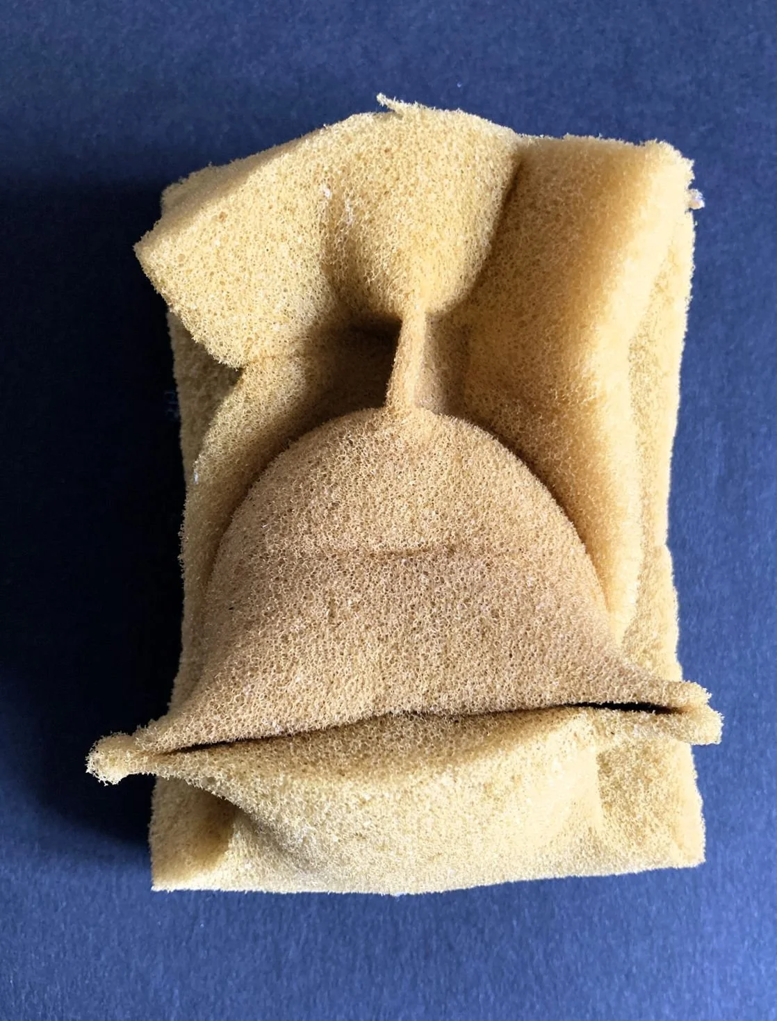 Faces III, 2026, Topfreiniger, gestaltgetrocknet,
             je, 8 x 6,5 x 3 cm, 