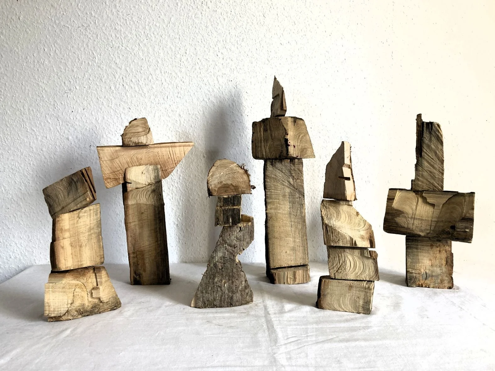 Figurinen, 2026, Restholzteile montiert, h: 27 – 47 cm