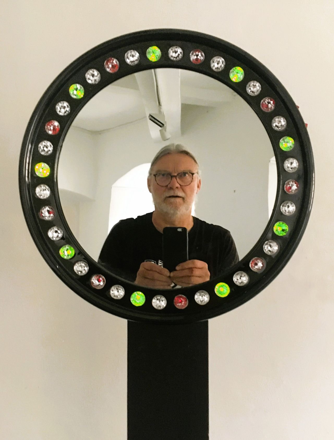 Memento Mori, 2022, Blick in dern Spiegel