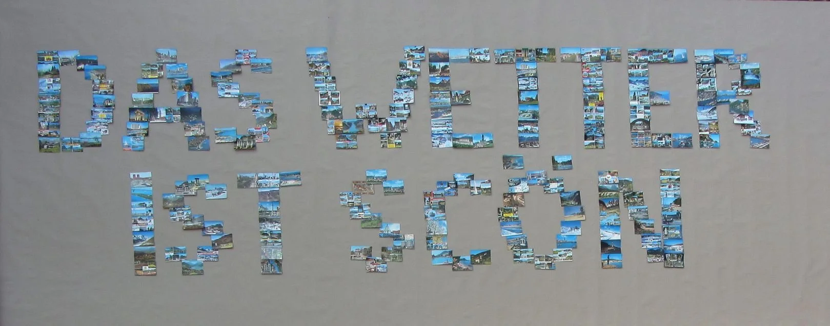 Das Wetter ist schön, 2022, ca. 180 Ansichtskarten, (1966 – 1984), ca. 200 x 650 cm
