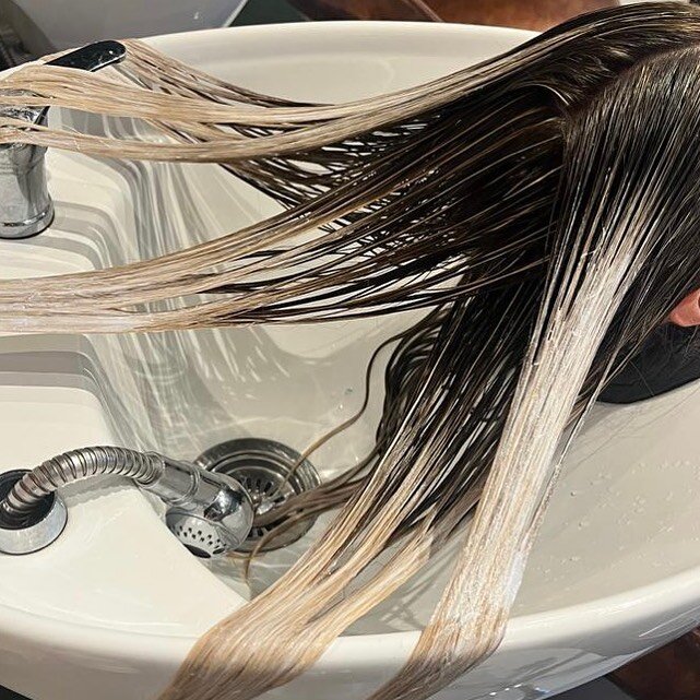 &bull; PROCESS PORN &bull; 

Who loves the process pics? As a hairdresser I find them drool worthy, but what about you? 

#vinehairtw #vinevibes #vinewaves #processperfect #processporn #hairinspo #backwashbalayage #balayageretouch #balyagehair #wetba