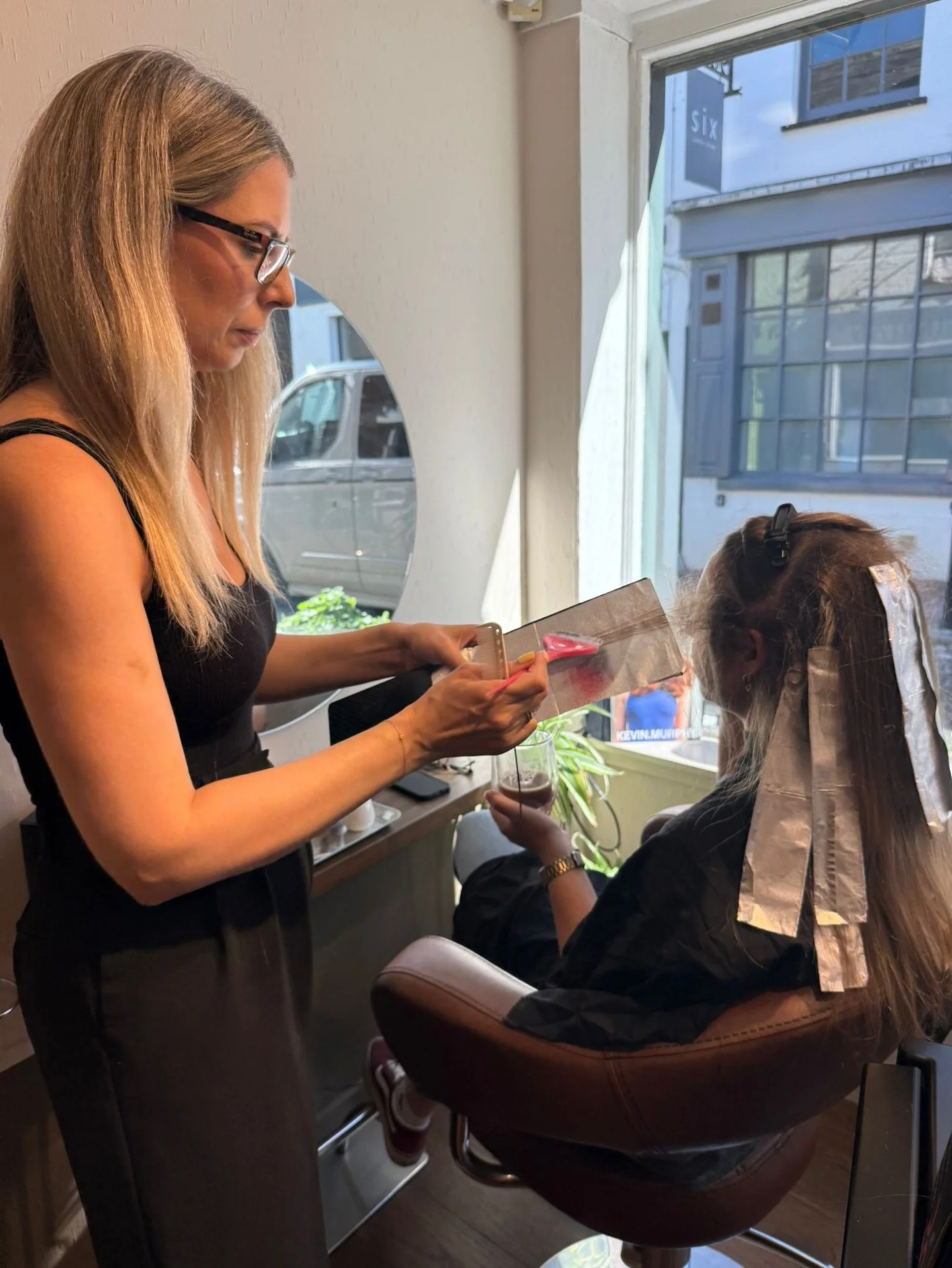 &bull; CONCENTRATION FACE &bull; 

Anyone else look so serious when they&rsquo;re actually having fun? 

#vinehairtw #vinevibes #vinewaves #foilyage #livedinhair #hairtechniques #foilyagetechnique #balayagehair #balayagespecialist #tunbrigewells #tun