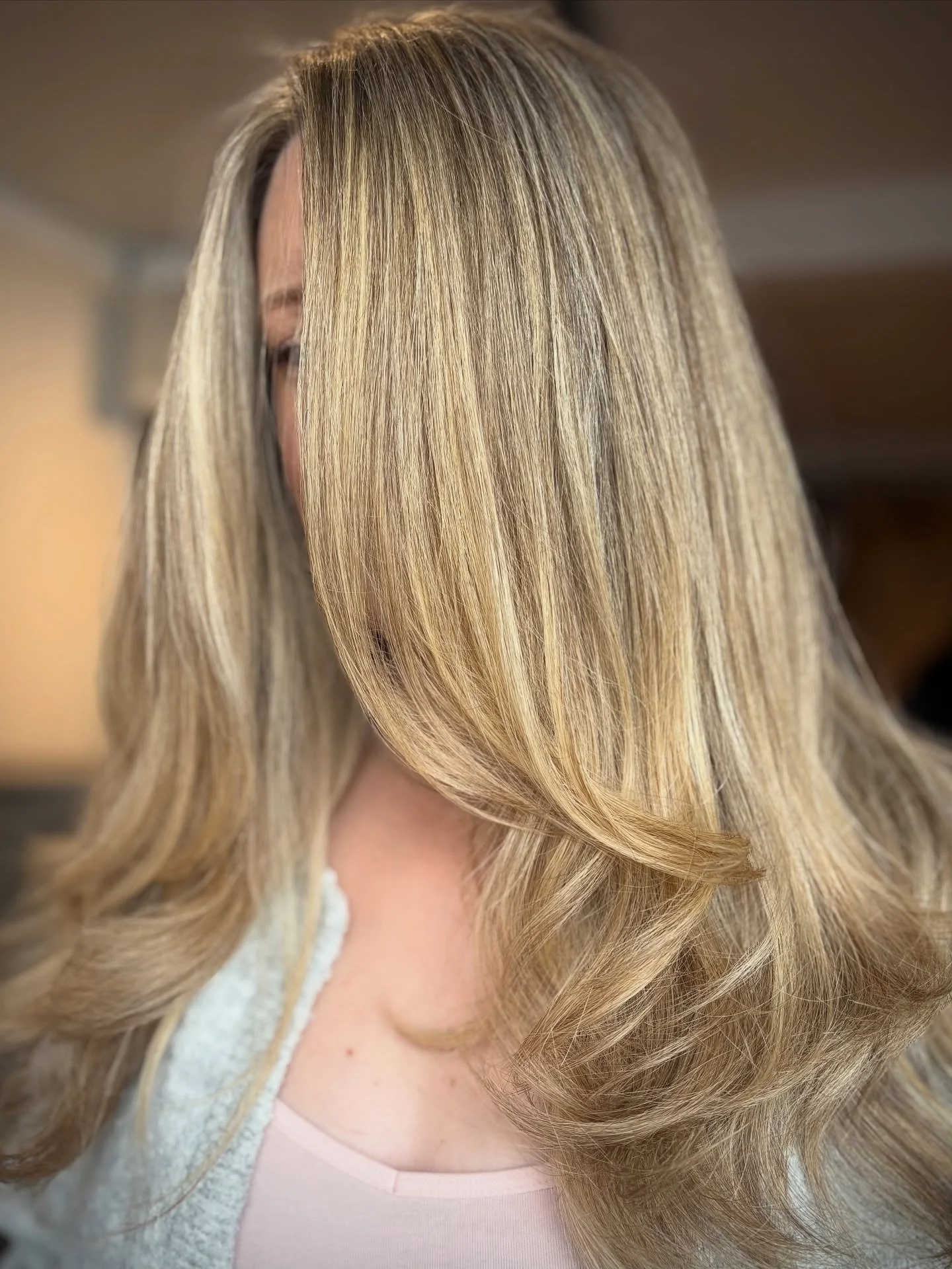 &bull; MICRO SLICES &bull; 

Swipe for the wet to dry look. Who would freak if they saw the wet look? 
This is where we trust the process. Micro slices are great for soft grey coverage or giving blonde but soft regrowth. It&rsquo;s one of my favourit