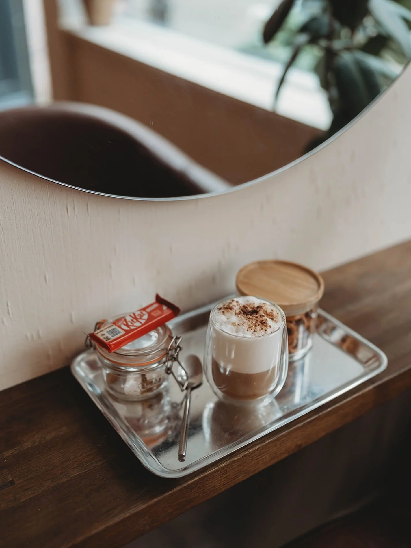 &bull; BUT FIRST COFFEE &bull;

Or a selection of teas, soft drinks and of course snacks. Check out our refreshments menu at your next appointment 🍃

📷 @beccaselbiephotography 

#vinehairtw #vinevibes #vinewaves #hairsalon #tunbridgewellshairdresse