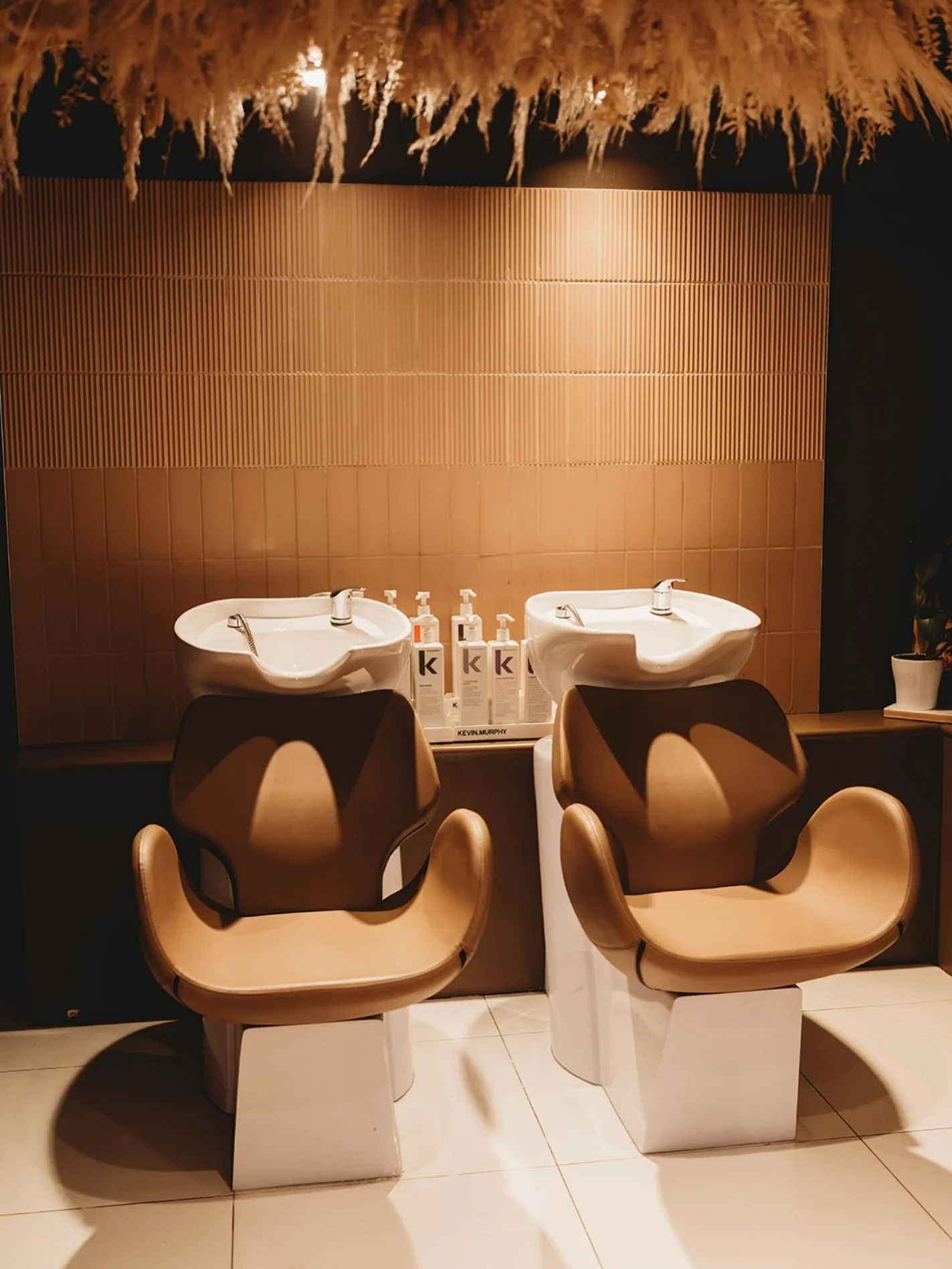 &bull; CALM OASIS &bull; 

Sit back and relax with an indulgent head massage, surrounded by the aromas of Kevin Murphy&rsquo;s elite product range. Only the best at Vine Hair 🍃

#vinehairtw #vinevibes #vinewaves #kevinmurphy #kevinmurphyproducts