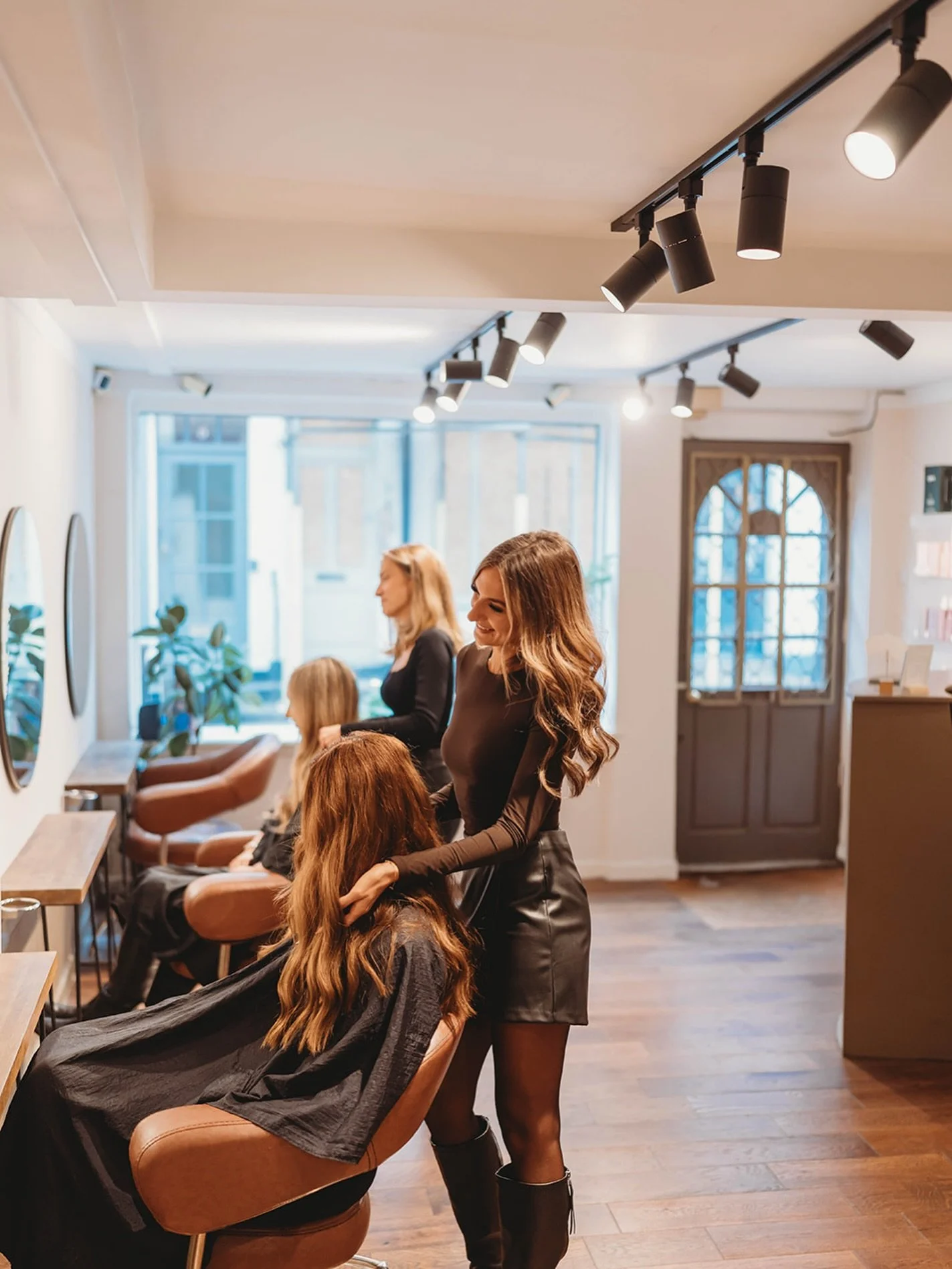 &bull; VINE HAIR &bull; 

A peek in to a day at Vine Hair, happy clients, happy team 🍃

#vinehairtw #vinevibes #vinewaves #dreamteam #teamwork