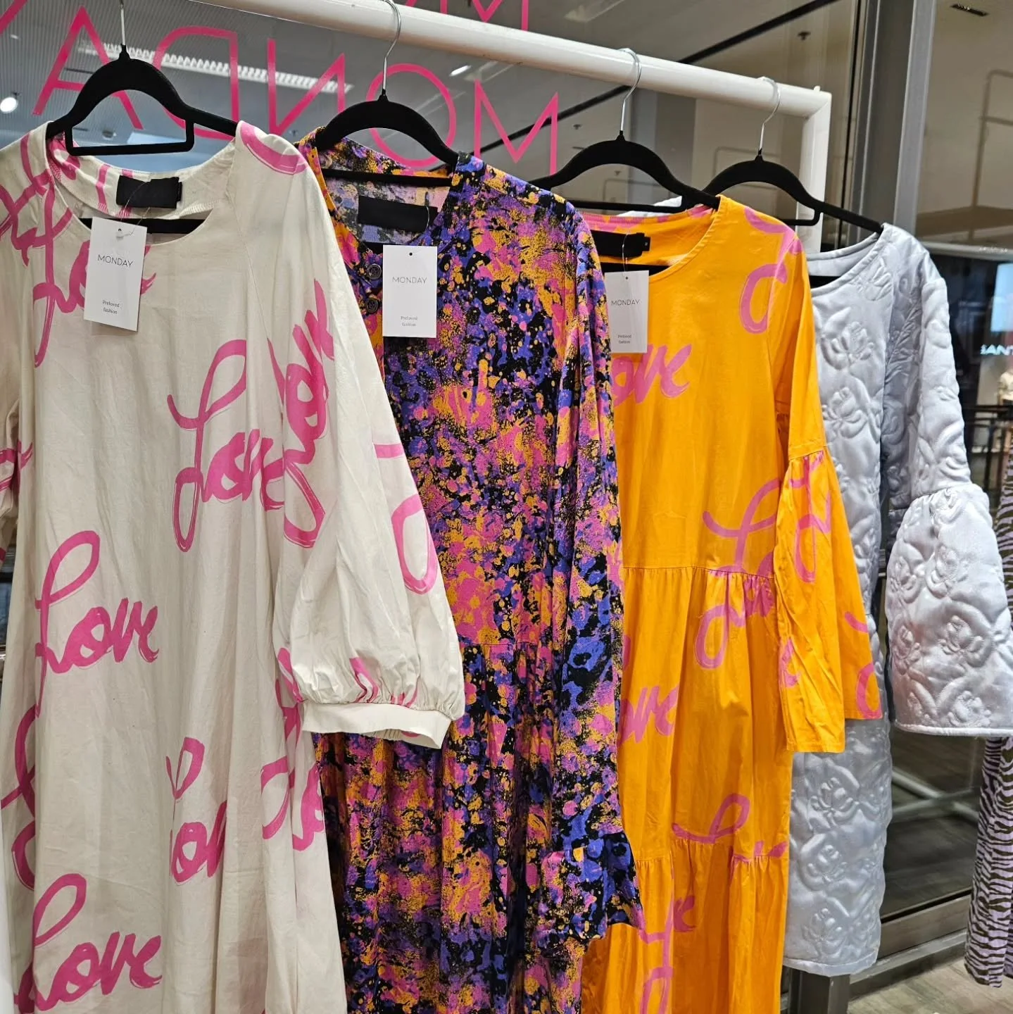 Festarikesän hoteimmat mekot löydät Moodylta ❤️‍🔥
Esimerkiksi @vimmacompany second hand- mekkoja löytyy meiltä hyvä valikoima viikoittain molemmista myymälöistä 🎊
(Kuvan mekot Kampissa 23.7.)
N&au