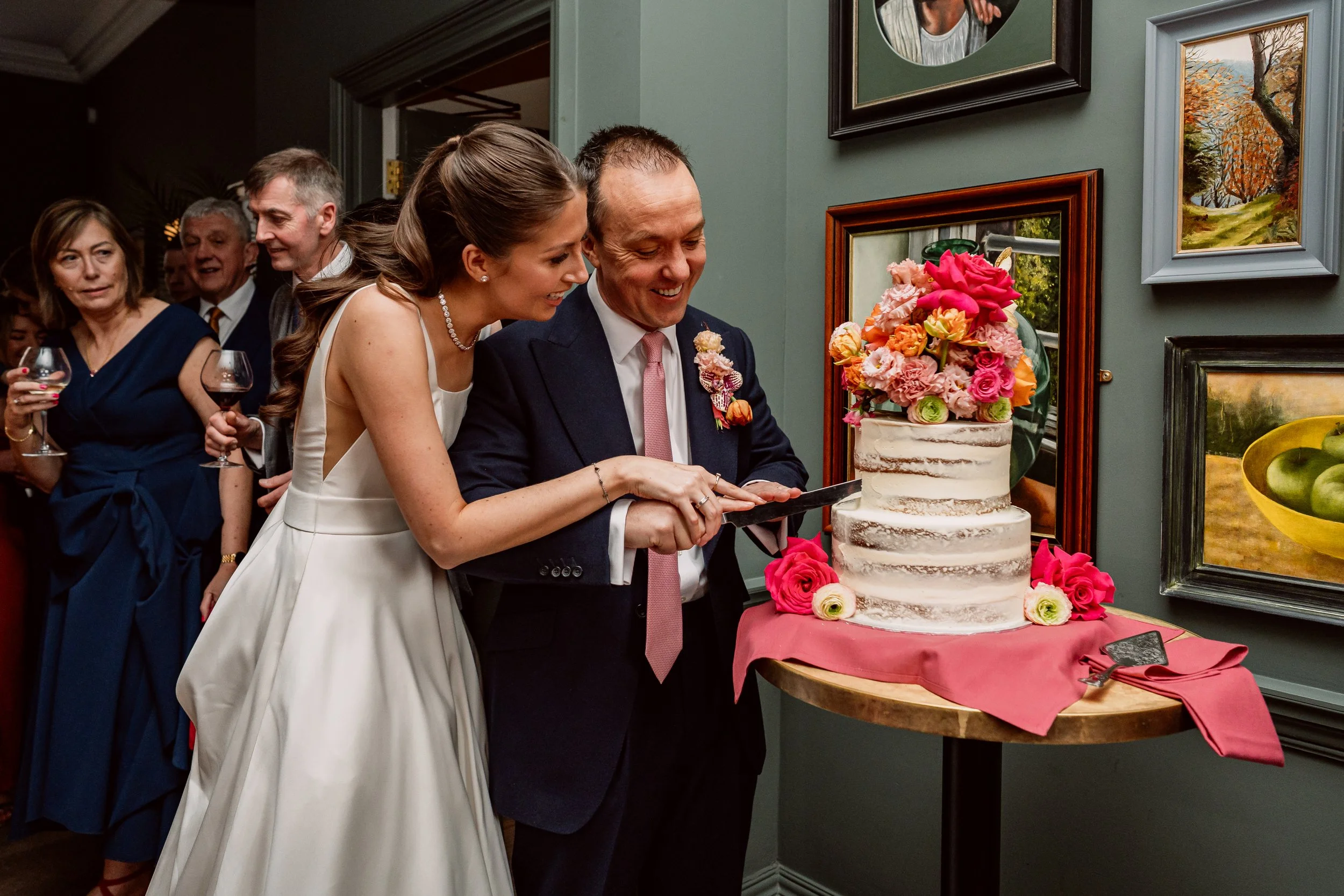 london-wedding-cake-cutting.jpg