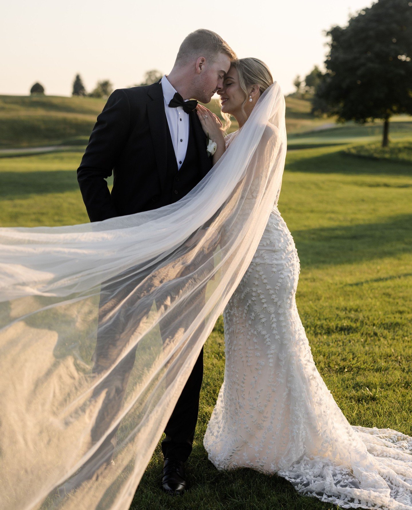 Some quiet moments after a busy wedding day. Who doesn't love a bright summer sunset? 🥹⁠
⁠
The team: ⁠
@wbgolfclub⁠
@bywidwood⁠
@biancaambeauty⁠
@tmodernbride⁠
@digitalvinyl_dj ⁠
⁠
[golden hour wedding, sunset wedding portraits, romantic sunset sess
