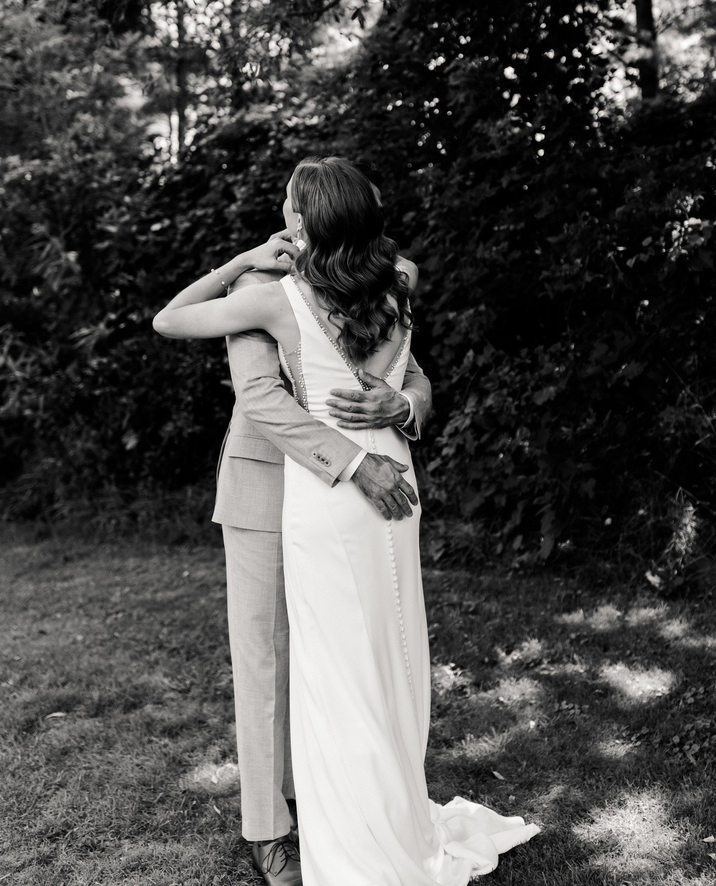 A stunning riverside first look at @cellar1852 🌿🤎⁠
⁠
The team!⁠
@cellar1852⁠
@lejardinfreshdesign ⁠
@marthakmakeup ⁠
@hiimforam ⁠
@paulpuncherclothiers⁠
@lolajewellers ⁠
@giltcatering⁠
@nitromusicpro⁠
@fancythatcake⁠
⁠
#ontarioweddingphotographer #