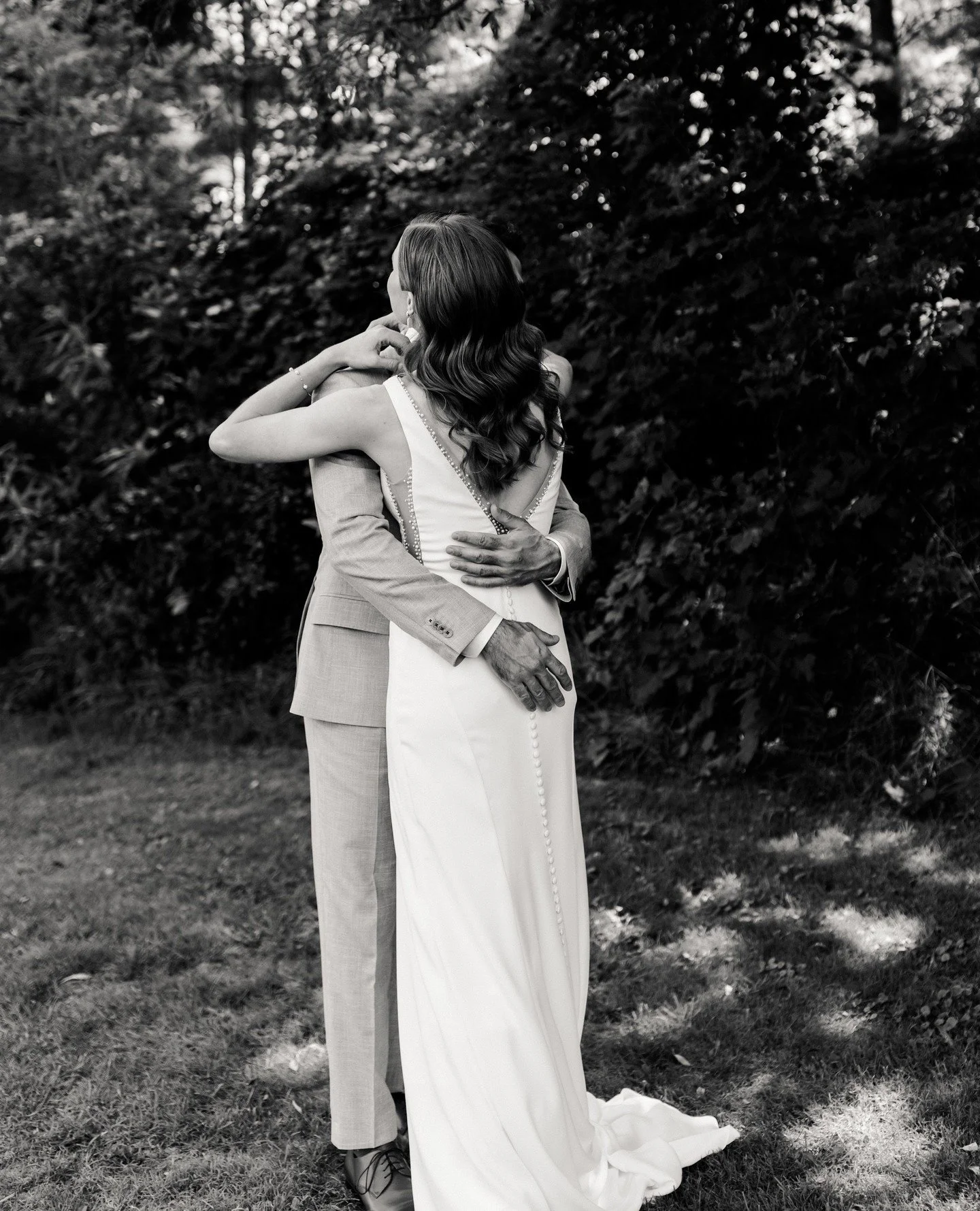 A stunning riverside first look at @cellar1852 🌿🤎⁠
⁠
The team!⁠
@cellar1852⁠
@lejardinfreshdesign ⁠
@marthakmakeup ⁠
@hiimforam ⁠
@paulpuncherclothiers⁠
@lolajewellers ⁠
@giltcatering⁠
@nitromusicpro⁠
@fancythatcake⁠
⁠
#ontarioweddingphotographer #